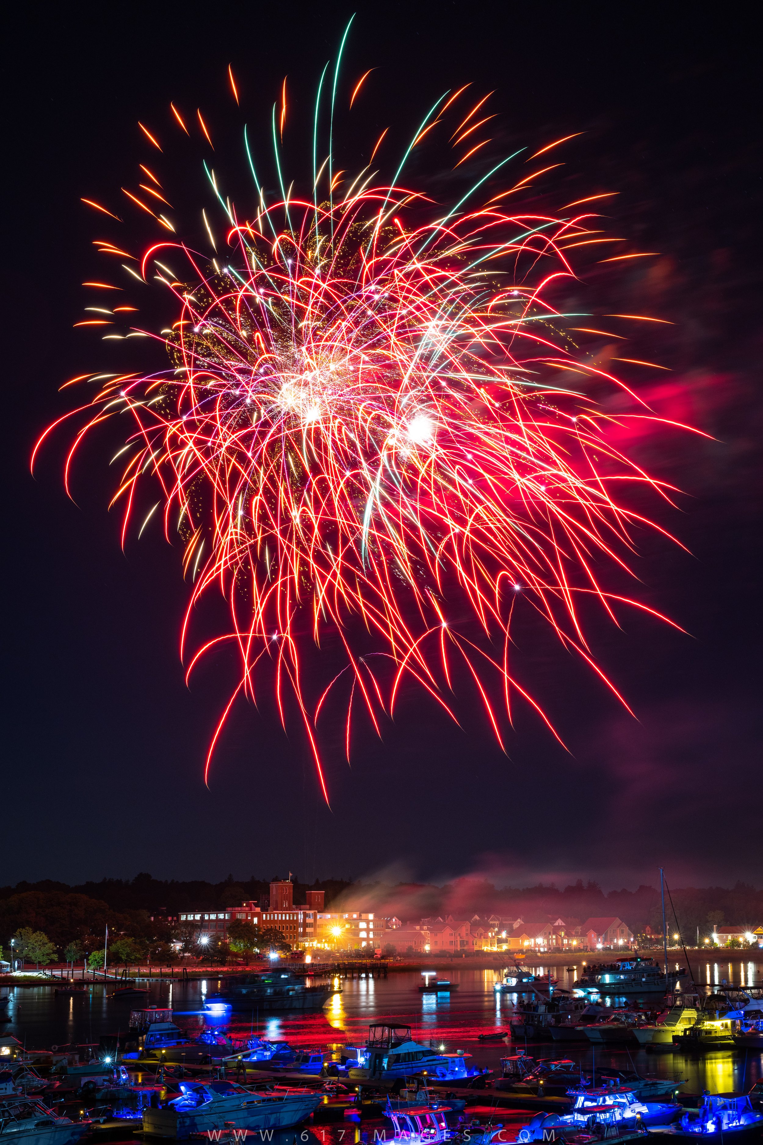 Newburyport Yankee Fireworks ignite the sky! — 617 IMAGES BOSTON