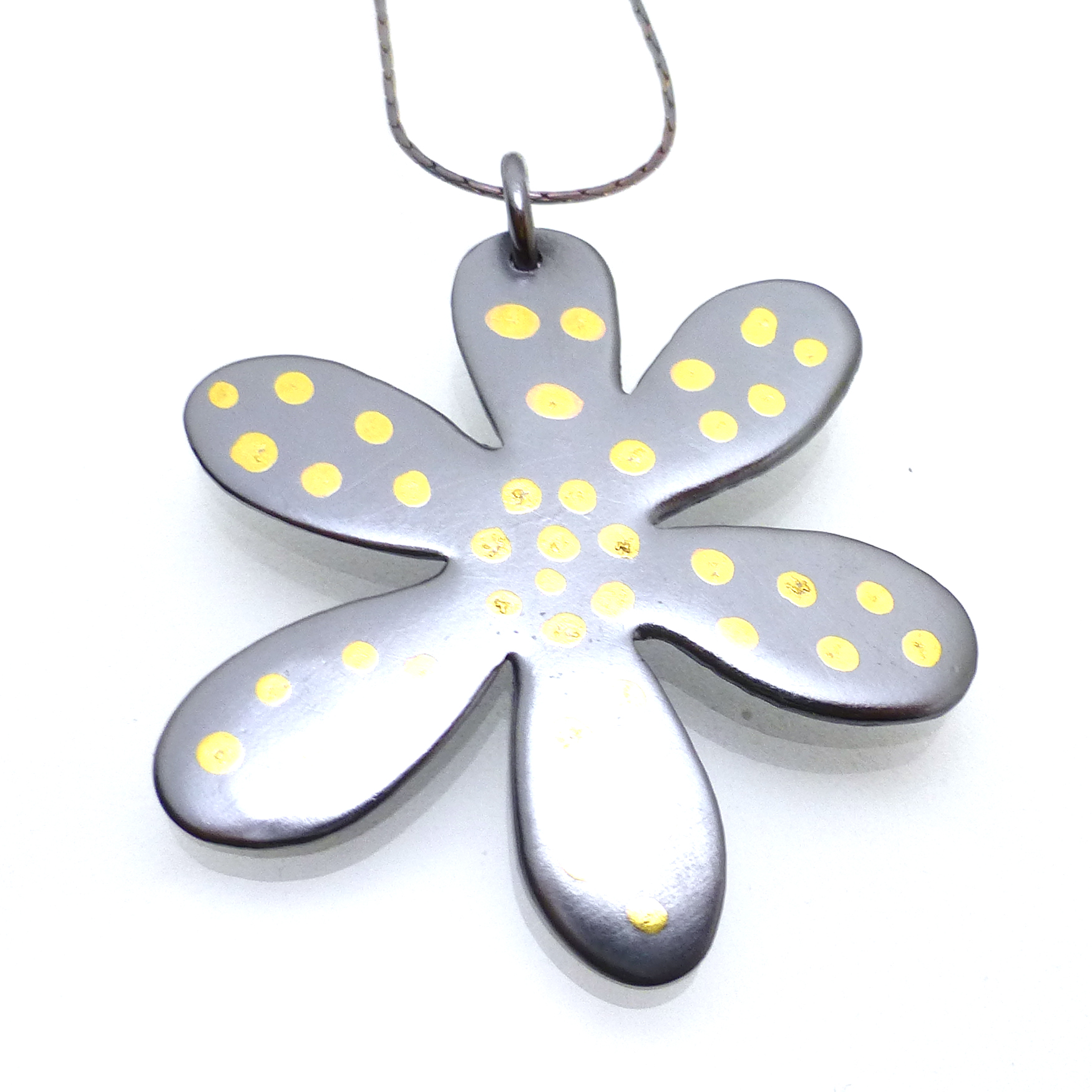 22kt gold flower neckalce 2.JPG