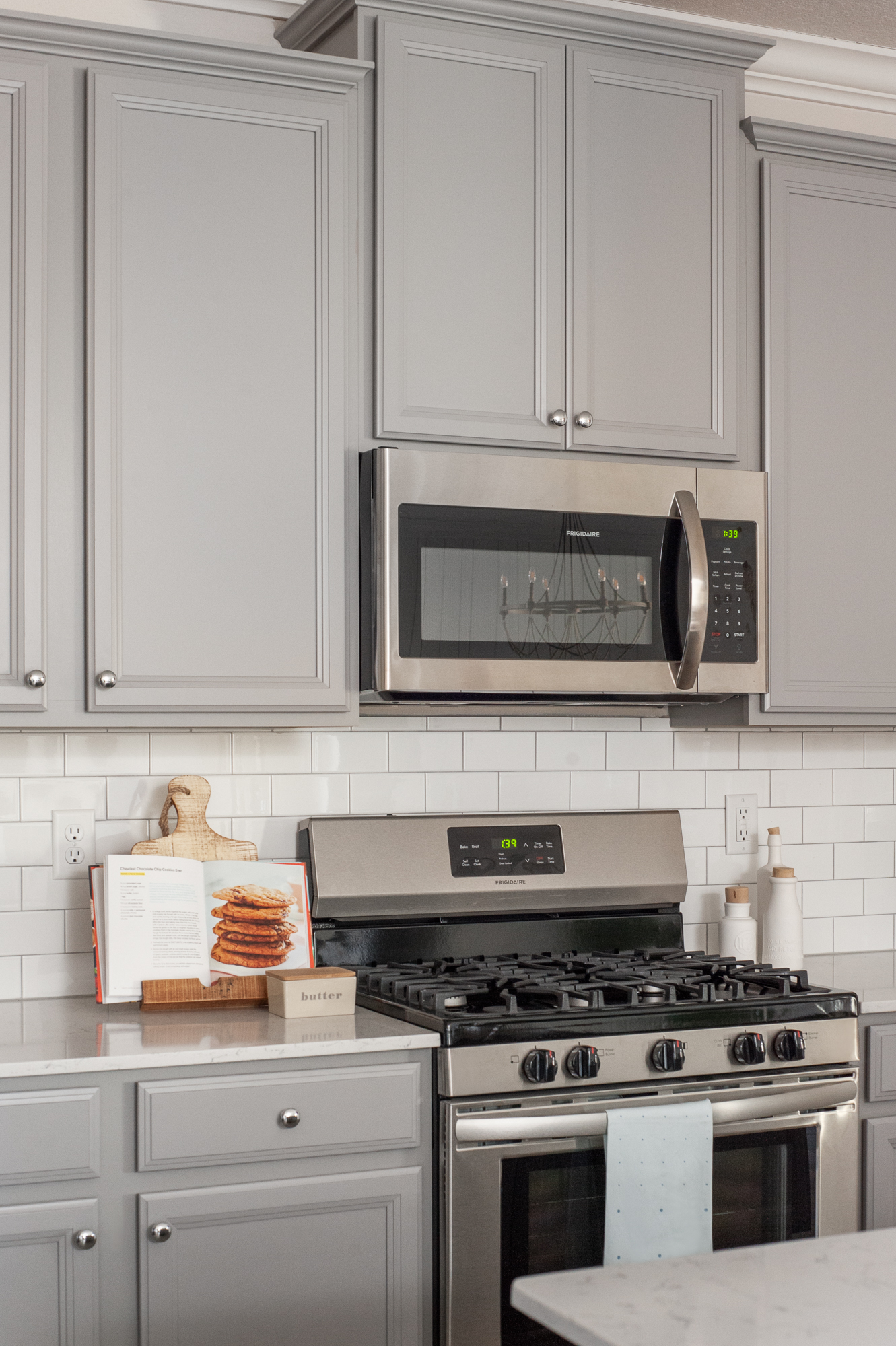 Micamy_Interior Designer_Design_Interior_Model_Merchandising_Kitchen_Grey_Cabinets_Forty West_Lennar_Place Setting_SubwayTile_Farmhouse_Gas Oven.jpg