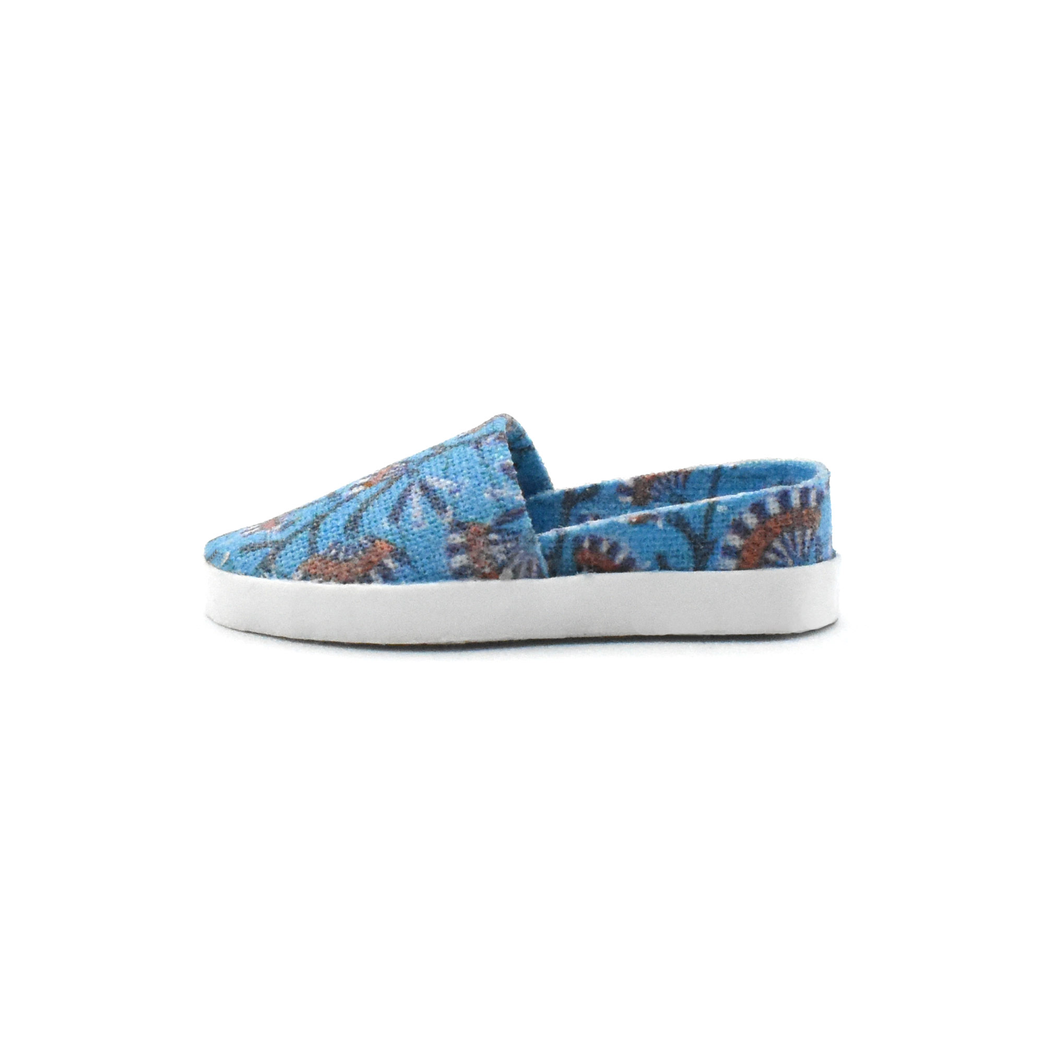 nwm_sneaker_turquoise_and_scarlet_ankara_side_view_1500px.png