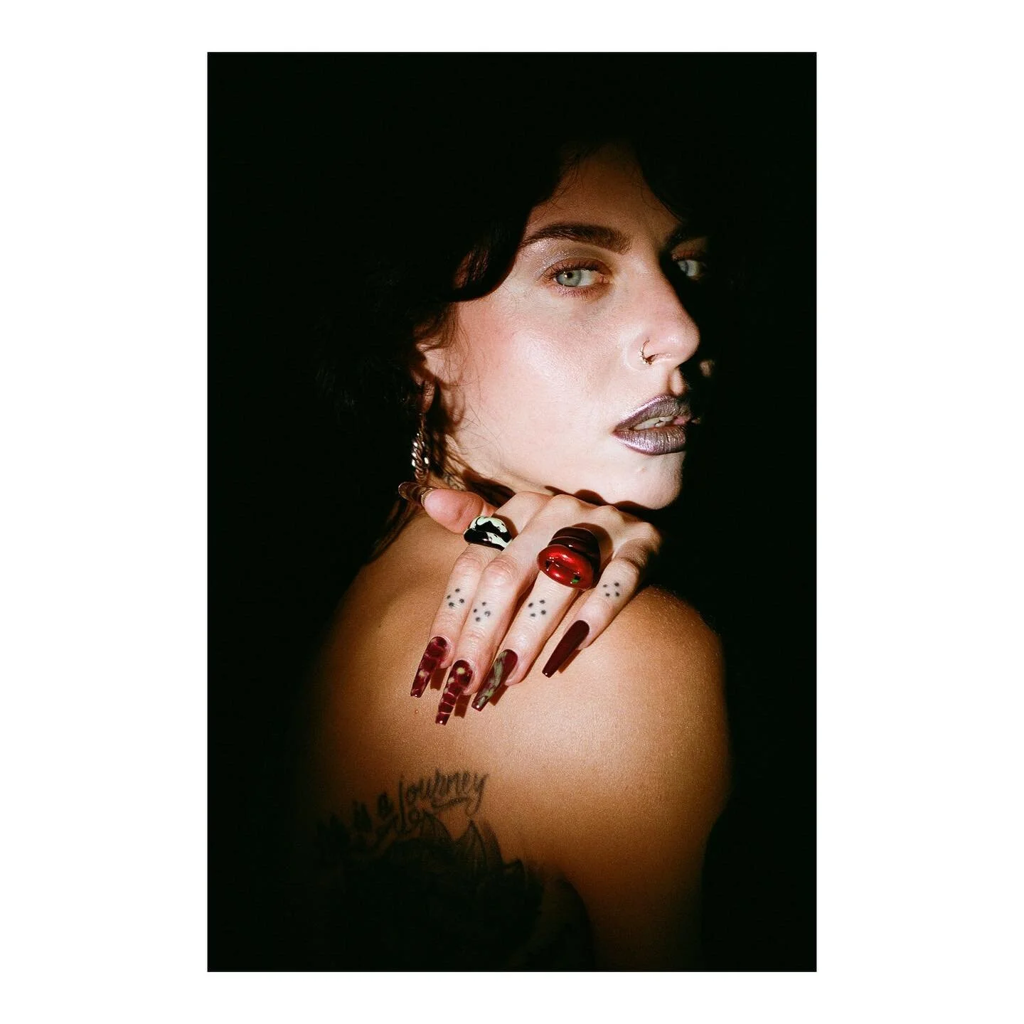 Hot lips 👻
Makeup- @mayamanartist 
Nails - @deshiramadj 
Casting - @bonnienolan_ 
Rings - @hotlips.by.solange