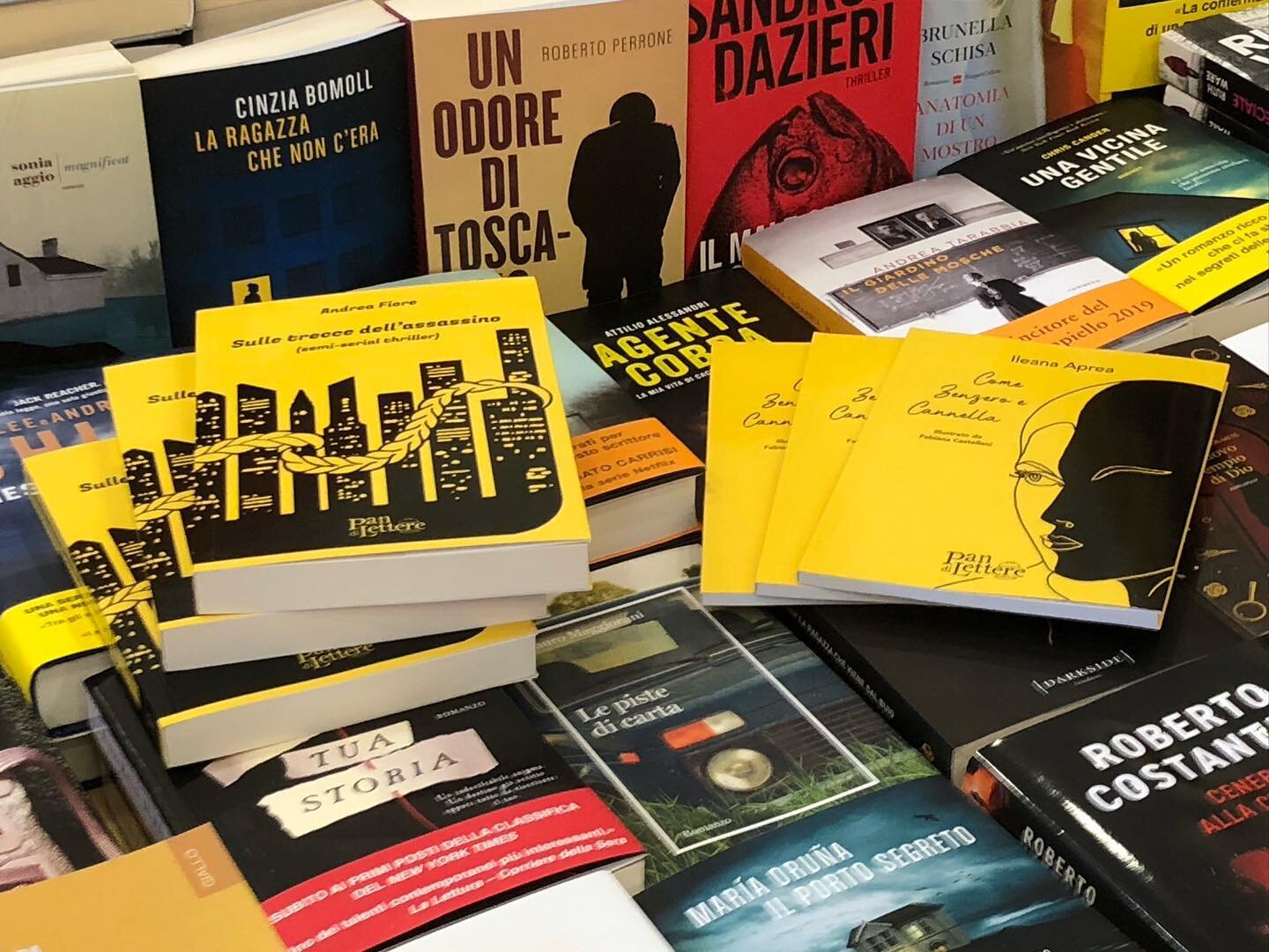 I nostri gialli di qualit&agrave; e assolutamente imprevedibili &ldquo;Sulle trecce dell&rsquo;assassino&rdquo; di @andrea_fiore7 e &ldquo;Come zenzero e cannella&rdquo; di @ileana.aprea non potevano che essere accolti da una libreria ad hoc! 😉📚🔎
