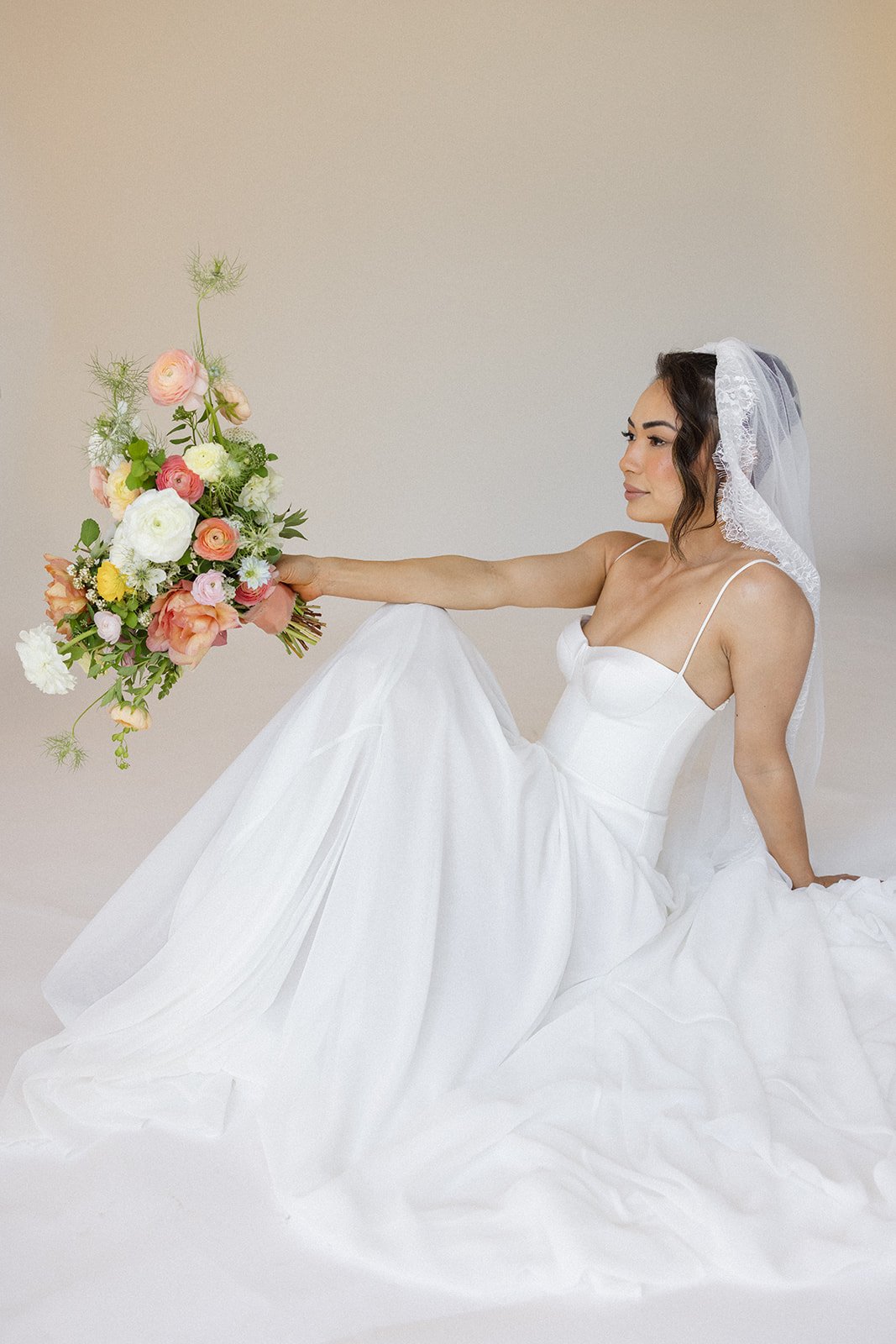 peony-with-ranunculus-bouquet-and-veil