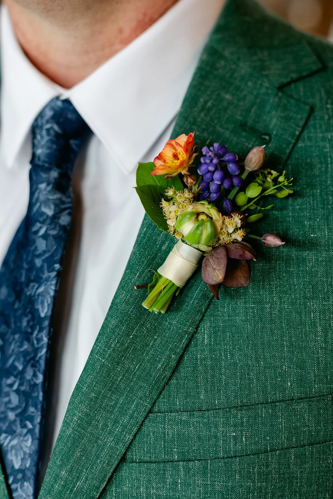 groom's-boutonniere-on-emerald-suit