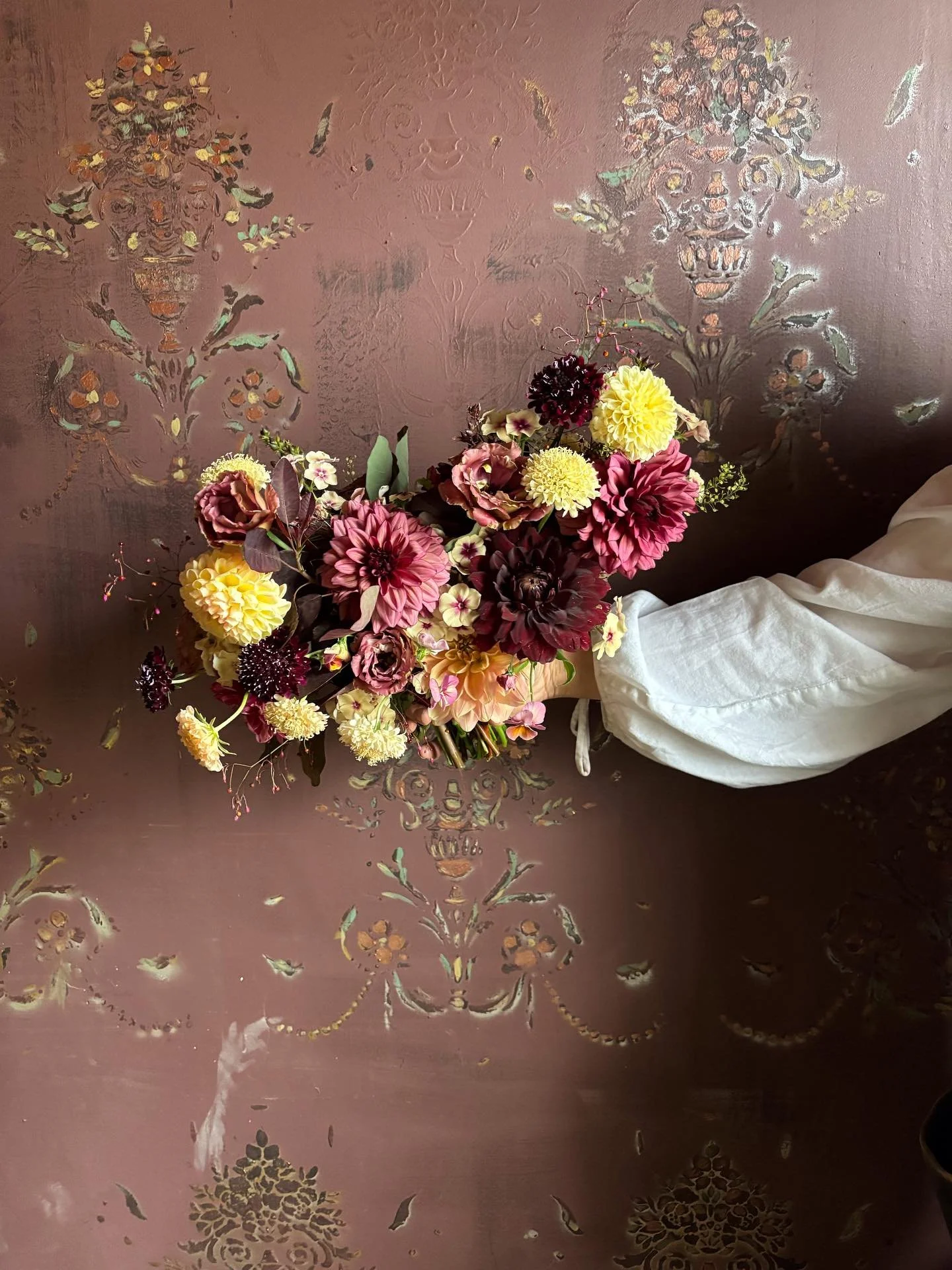 This bouquet needed a permanent spot on the grid. All locally grown, seasonal, chemical free flowers (from @rathvinden ). This is a new favorite color palette I call cherry caramel phlox 😊 #IYKYK 
Created for the shoot with @montanapartyrentals