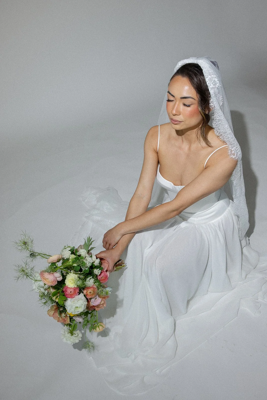 high-contrast-crouching-bride-with-bouquet