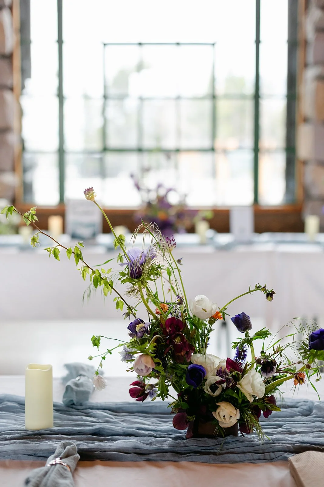 moody-white-and-dark-flower-arrangement