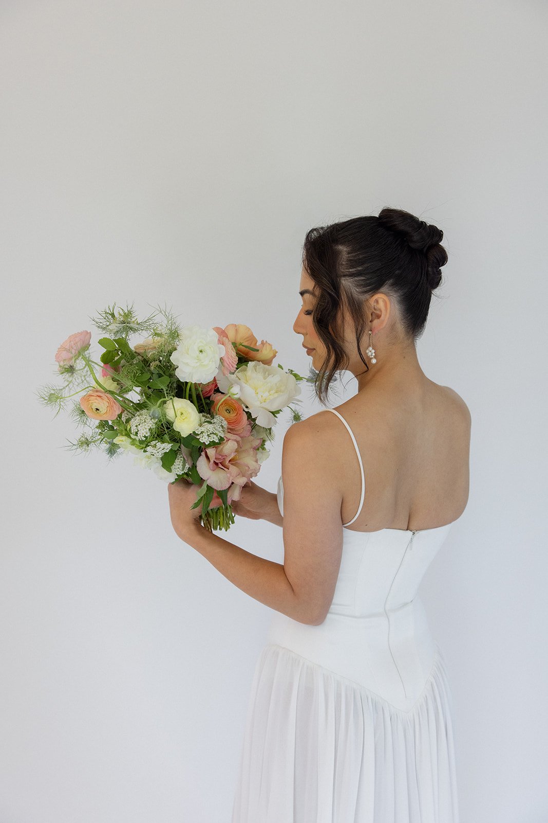 bride-with-peach-and-white-bouquet