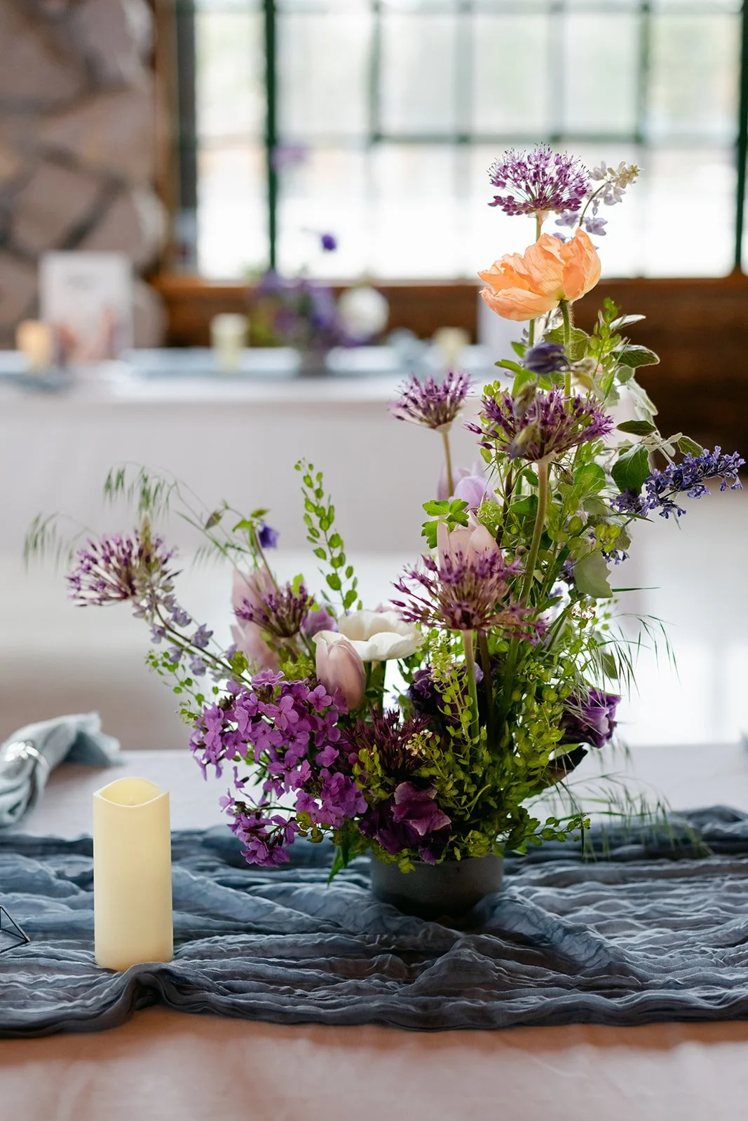 poppy-and-allium-flower-arrangement