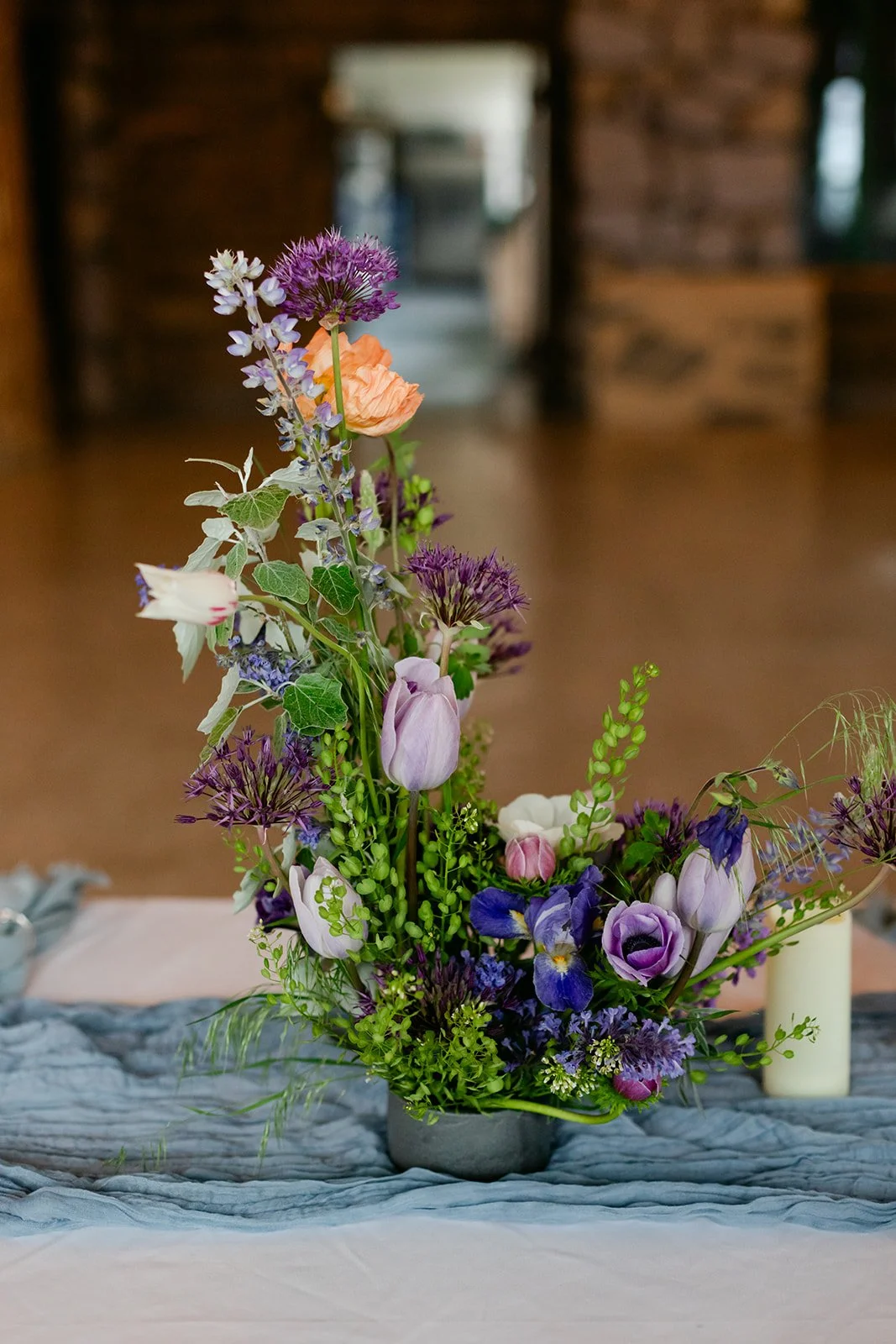contrastin-textural-flower-arrangement