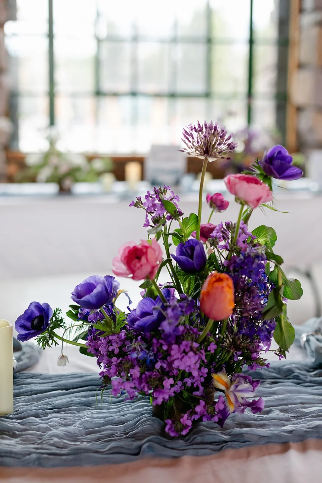 dame's-rocket-ranunculus-and-anemone-centerpiece