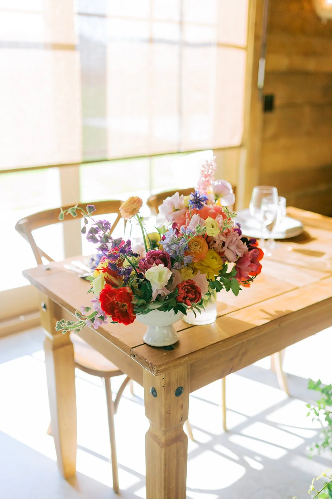 Floral centerpiece on wood sweetheart table