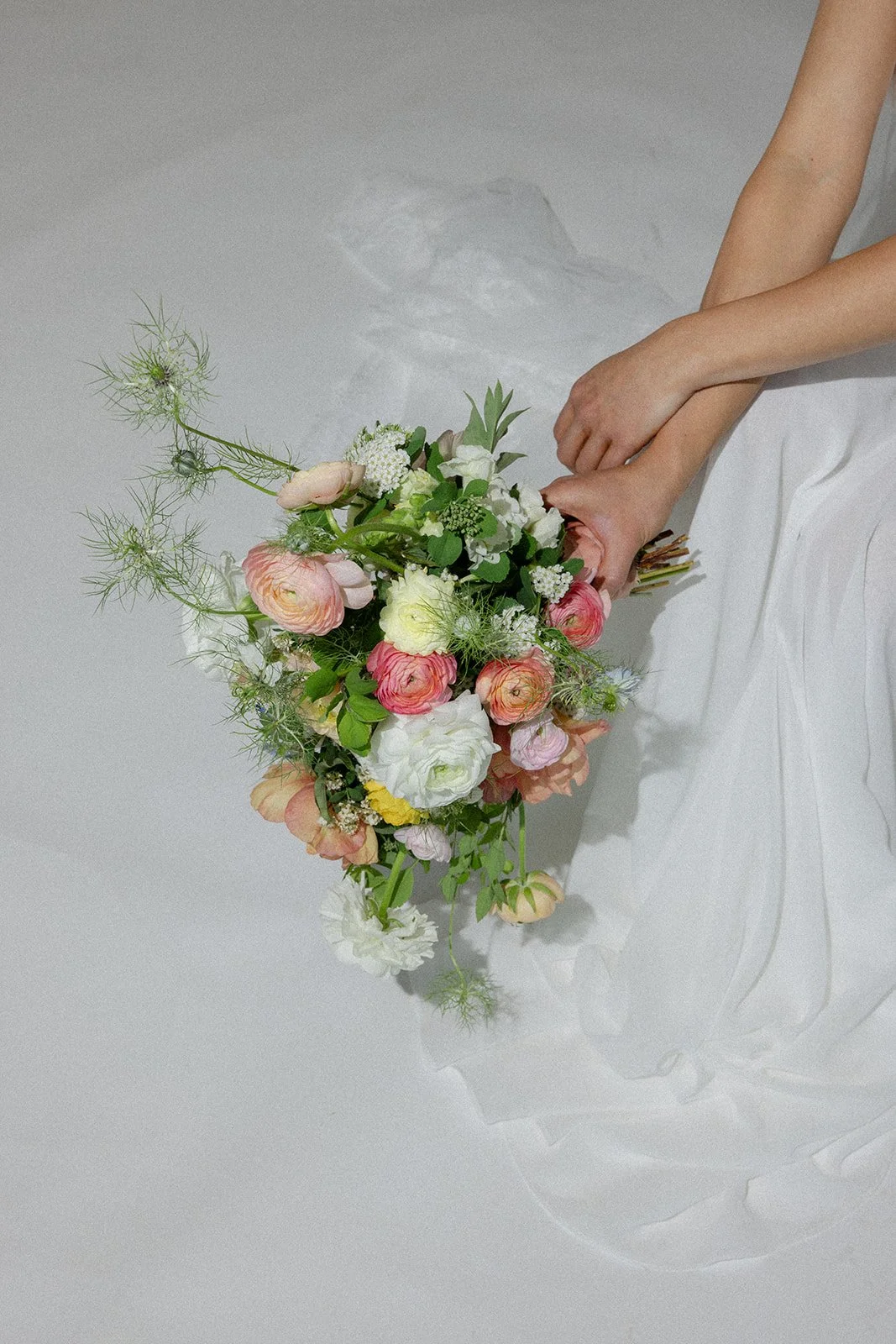 high-exposure-photography-peach-and-cream-bouquet