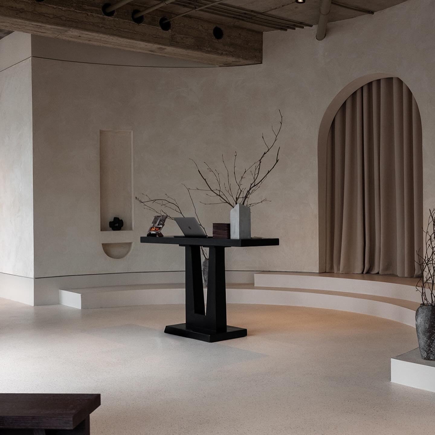 SOU // Wir entwickelten f&uuml;r die Soulhouse GmbH die Corporate Architecture - vom Grundrisslayout &uuml;ber das Materialkonzept bis hin zu ritualisierenden Innenausbauten - und freuen uns &uuml;ber die Er&ouml;ffnung des ersten Flagshipstores in d