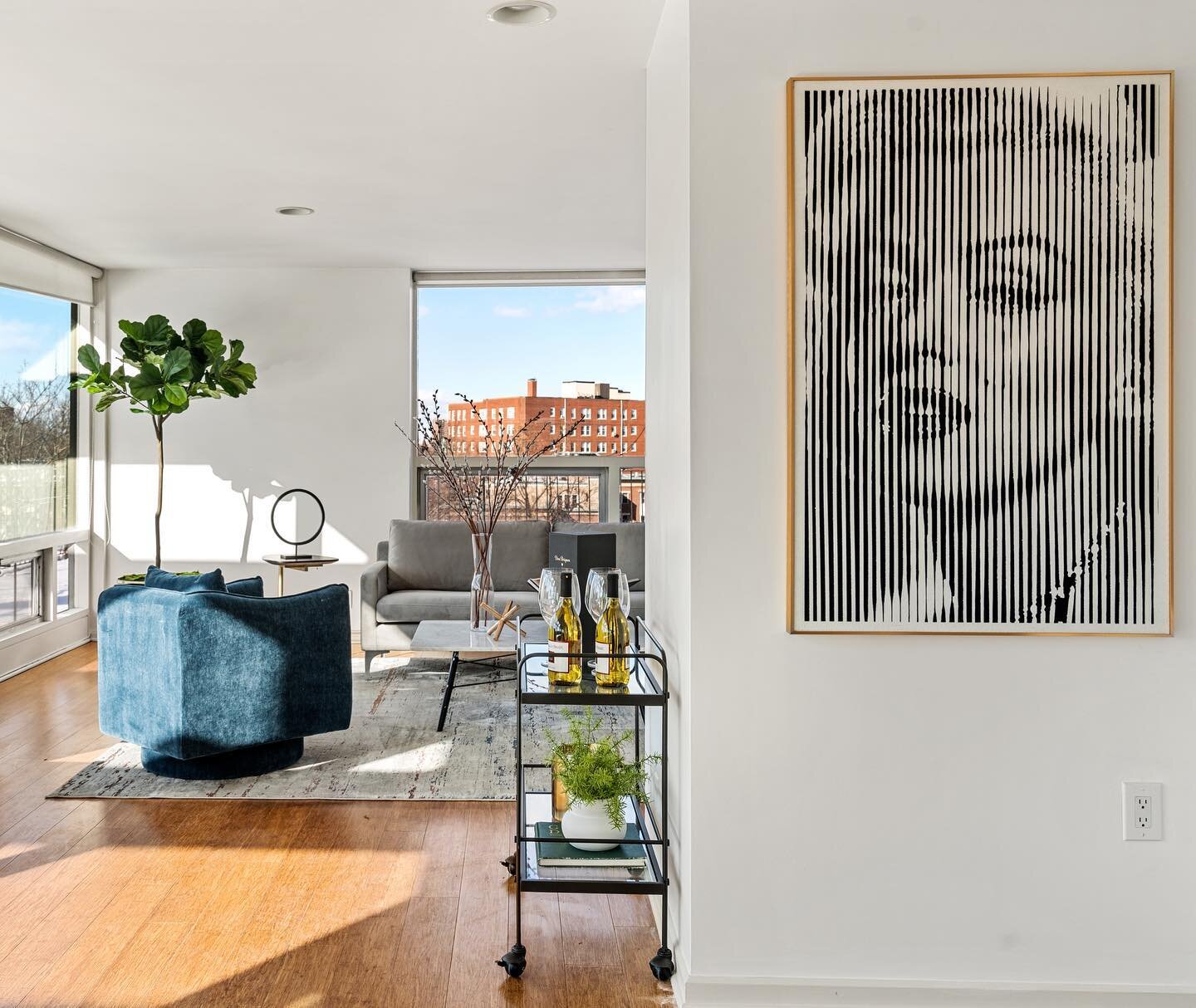 Details ✨
📍: 80 Park St - PH - Brookline 
Staging: @ls.home.staging 
Listing info: @allisonblankrealestate | @emily_gloss 
.
.
.
.

#lshomestaging #interiordesign #interiors #designshare #luxuryliving #luxuryhomestaging #homestaging #staginghouses #