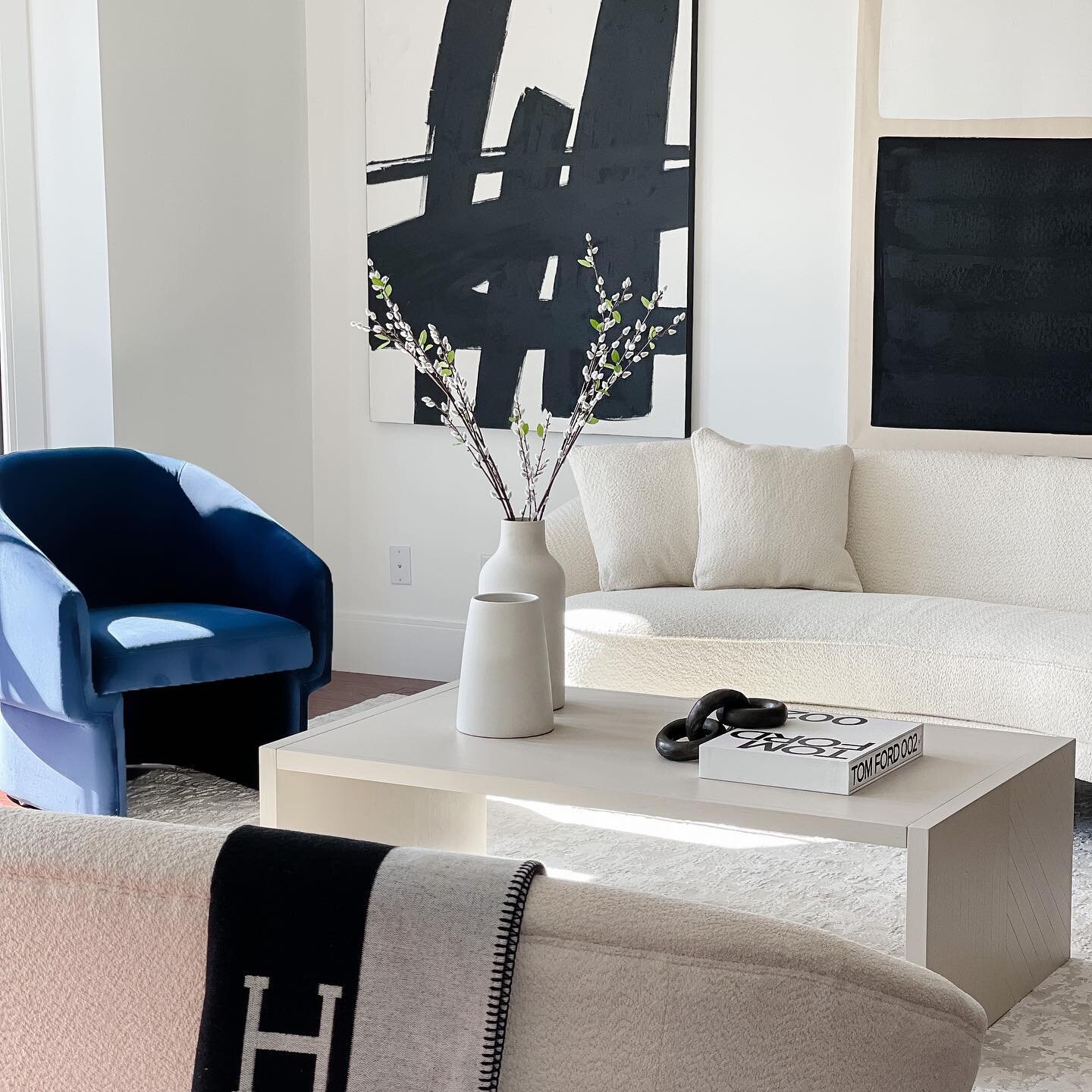 Elegant neutrals + a pop of blue 
Staged by: @ls.home.staging 
.
.
.
.

#interiordesign #interiors #designshare  #luxuryliving #luxuryhomestaging #homestaging #staginghouses #staginghomestosell #lshomestaging #homeideas #bostonhomestaging #bostonhome