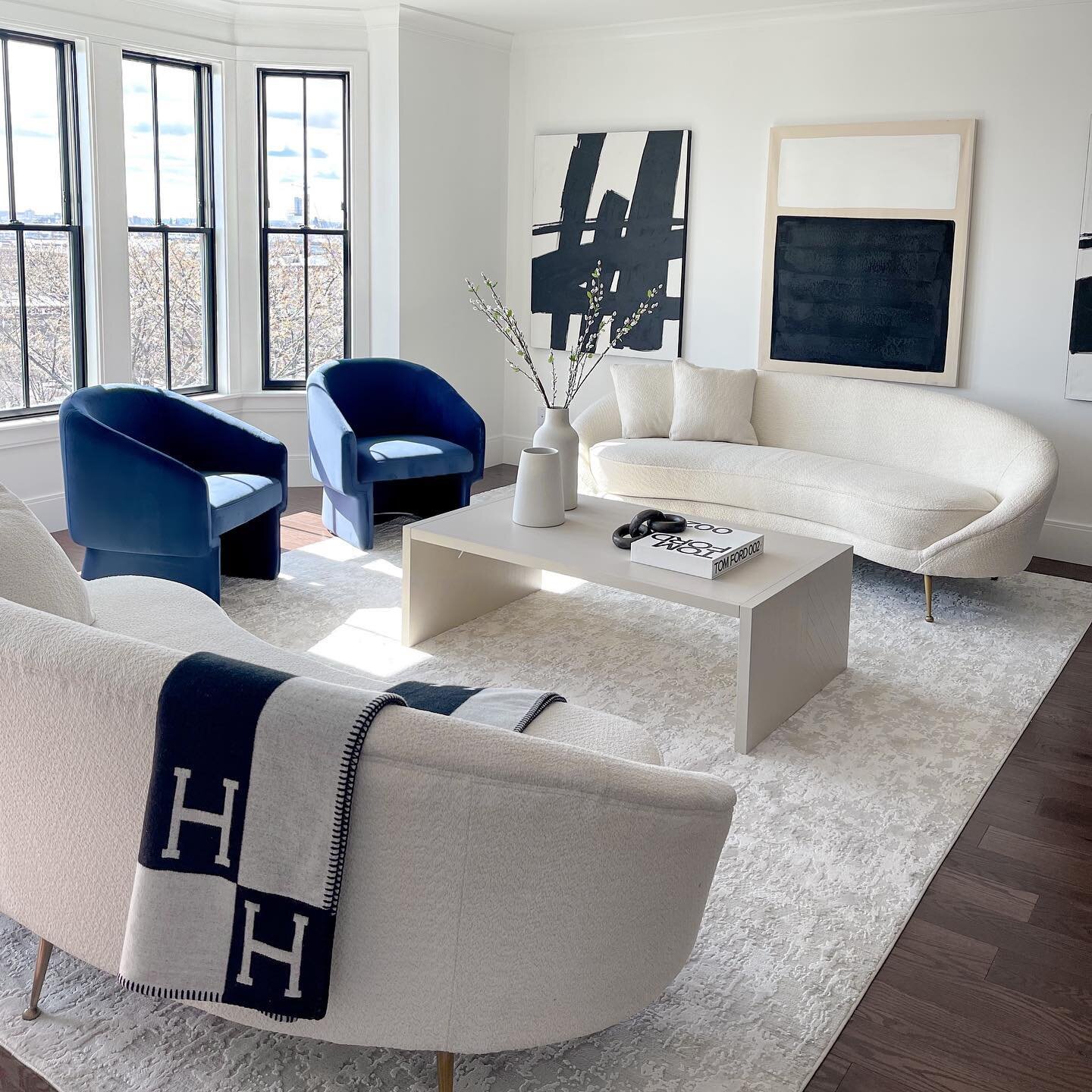 Now in contract : 324 Bunker Hill St, PH3 staged by #lshomestaging 

Congratulations to @georgesarkisjr and @thevictorianasuti on another successful sale!
.
.
.
.
.
#interiors #interiordesign #interiordesigner #bostonrealestate #bostonhomes #luxuryli