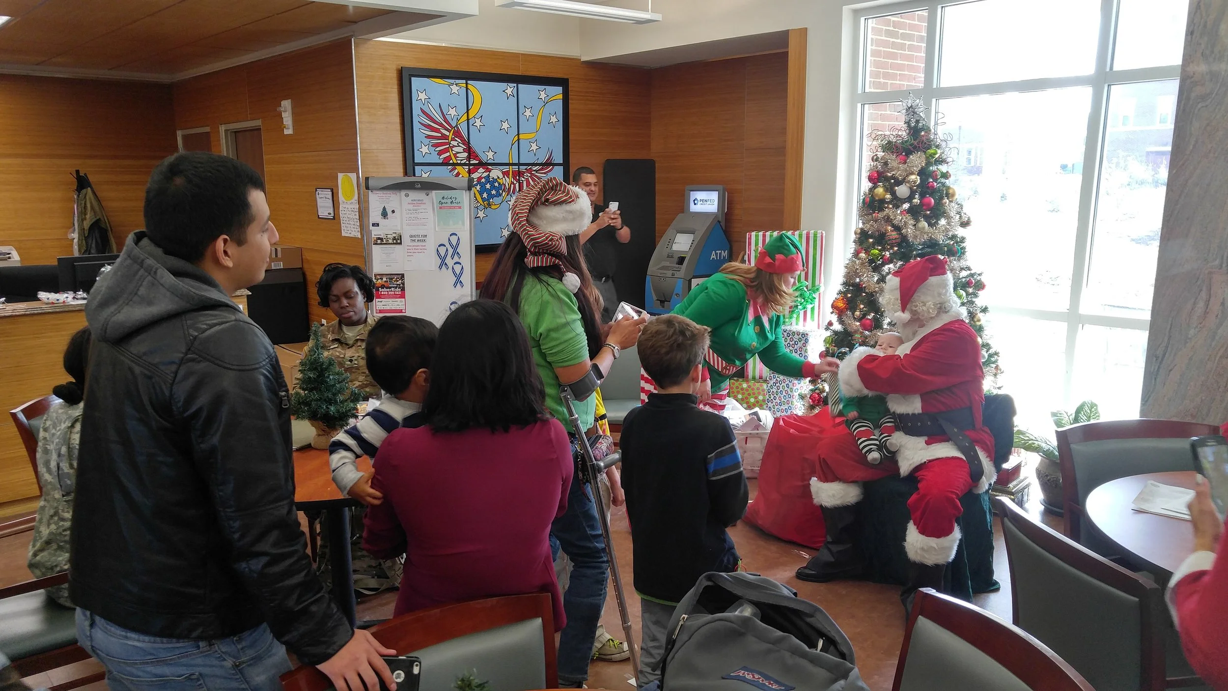 Waiting+to+see+Santa.jpg