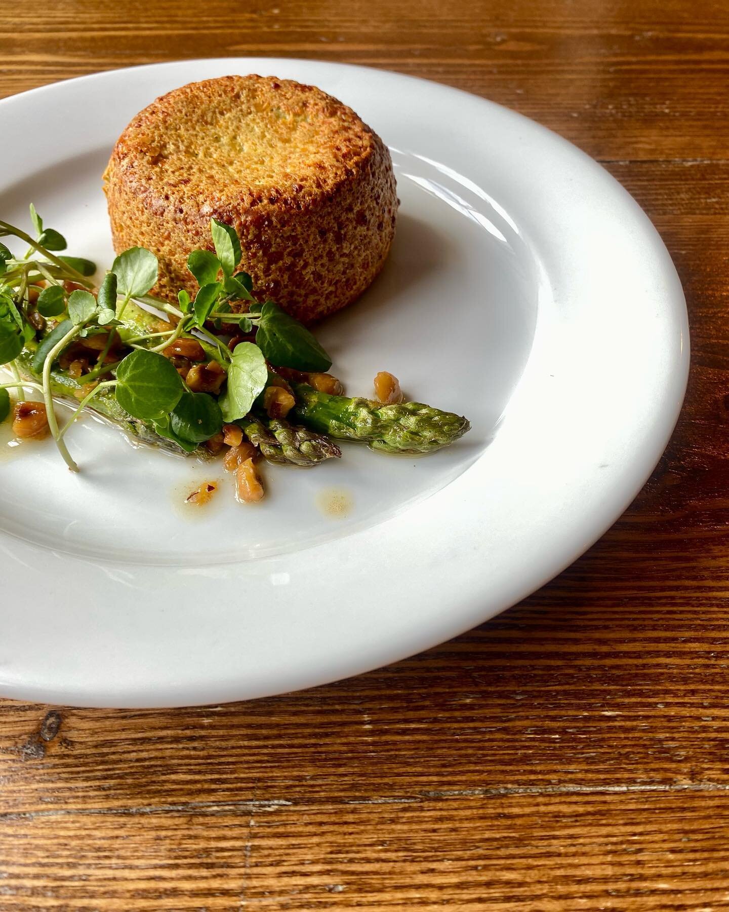 A returning favourite on the menu this week, Cheddar and spinach souffl&eacute;, this time round with asparagus and hazelnut vinaigrette 👌 Come and try it for yourself this week. Book online or give us a call from Wednesday onwards 🥂