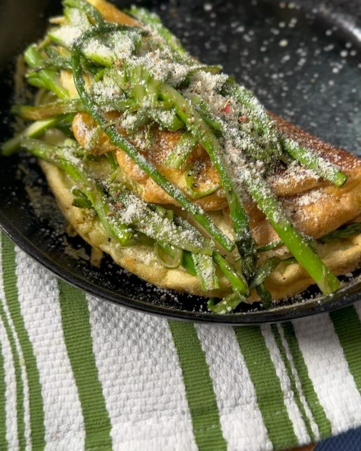 If you watched me on @gooddayatlanta today on @fox5atlanta, I showed @natalieffox5 how to make this simple, though clever, &ldquo;Puffy&rdquo; Omelet with Saut&eacute;ed Asparagus. 

It&rsquo;s a great dish to make for #MothersDay this Sunday&hellip;
