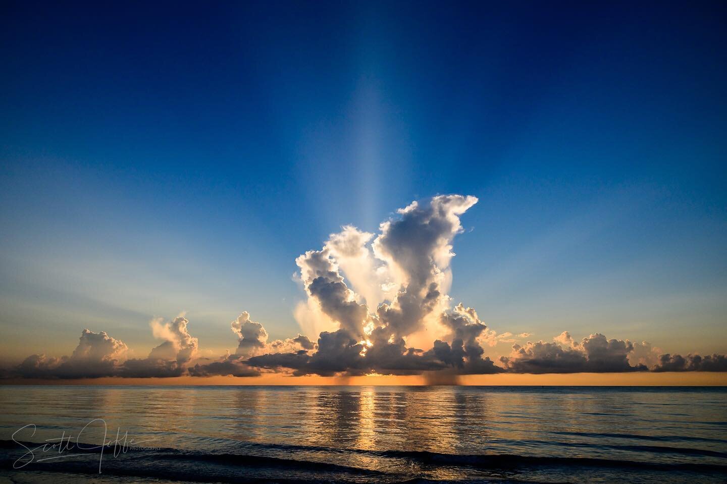 I went to the beach this morning to watch the sunrise. There was no color before the sunrise. Fortunately, there were some beautiful rays afterwards. Have a great weekend 😉 August 19, 2022
#highlandbeach
#sunrisephotography
#sunriseoftheday&nbsp;
#s