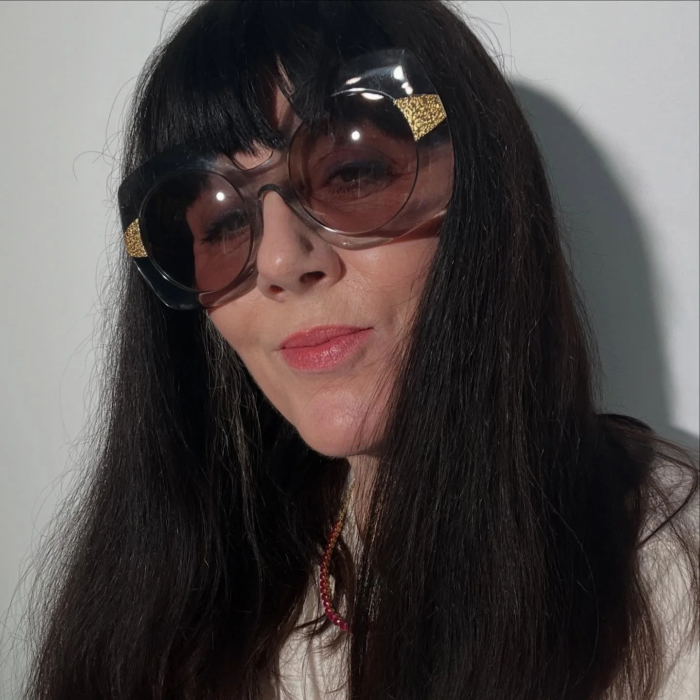 So the good news at Qusp is @jacquihunt.music is moments away from her single release 😀
We will have the exact date shortly, but aiming for end of this month. Stay tuned folks. 

#jacquihunt #jacquihuntmusic #qusp #australianmusic #bigglasses