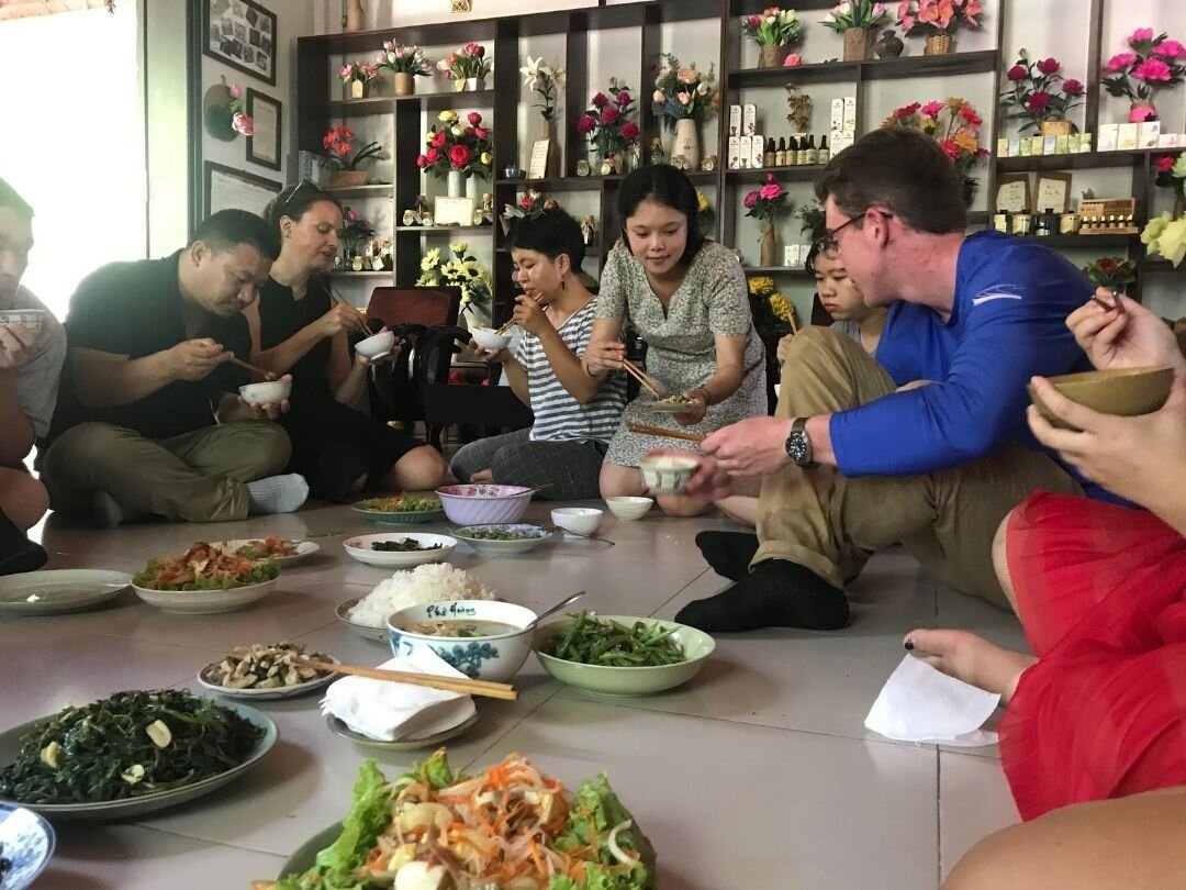 Is there anything better than sharing a meal together? Here's our Vietnam Global Village Program sitting down for some grub back in Summer 2019. What's one of your favorite meals to share with people?

#eattogether #communitydevelopment #communityeng