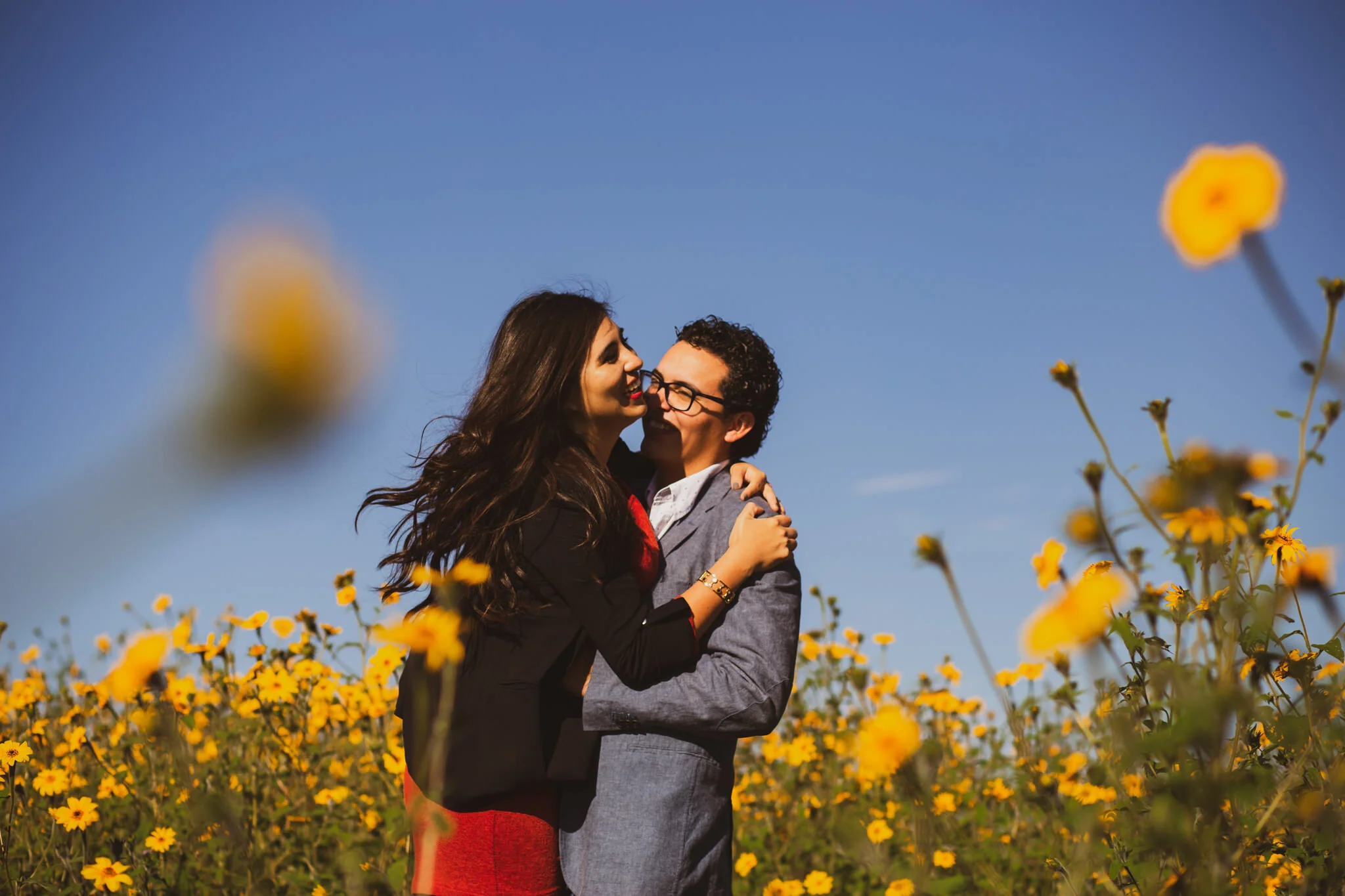 Yaneth y David entre girasoles