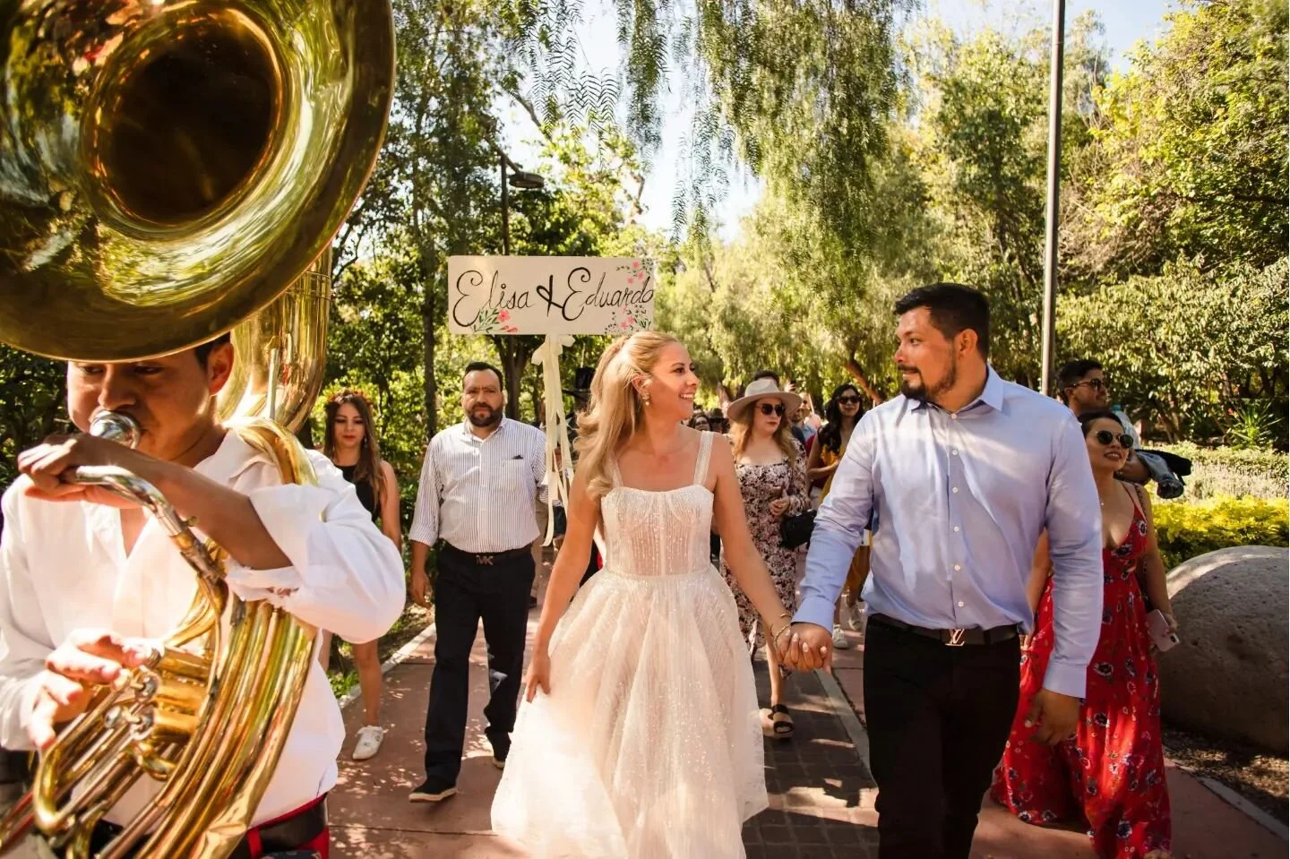 Algo que me encanta de cubrir bodas en M&eacute;xico, son las callejoneadas! 
🎉
Las callejoneadas se realizan un d&iacute;a antes de la boda para comenzar la celebraci&oacute;n, darle la bienvenida a los invitados y cerrar con alg&uacute;n cocktel o