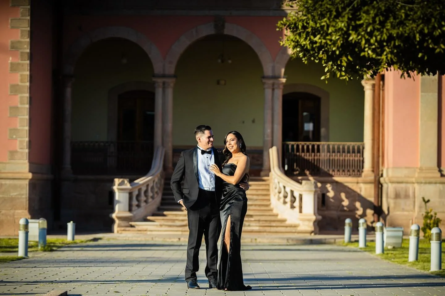 Siempre nos emociona cuando las parejas escogen lugares interesantes e hist&oacute;ricos para sus fotos!
📷
La Quinta Carolina es uno de los conjuntos arquitect&oacute;nicos m&aacute;s emblem&aacute;ticos del porfiriato en Chihuahua. Fue construida e