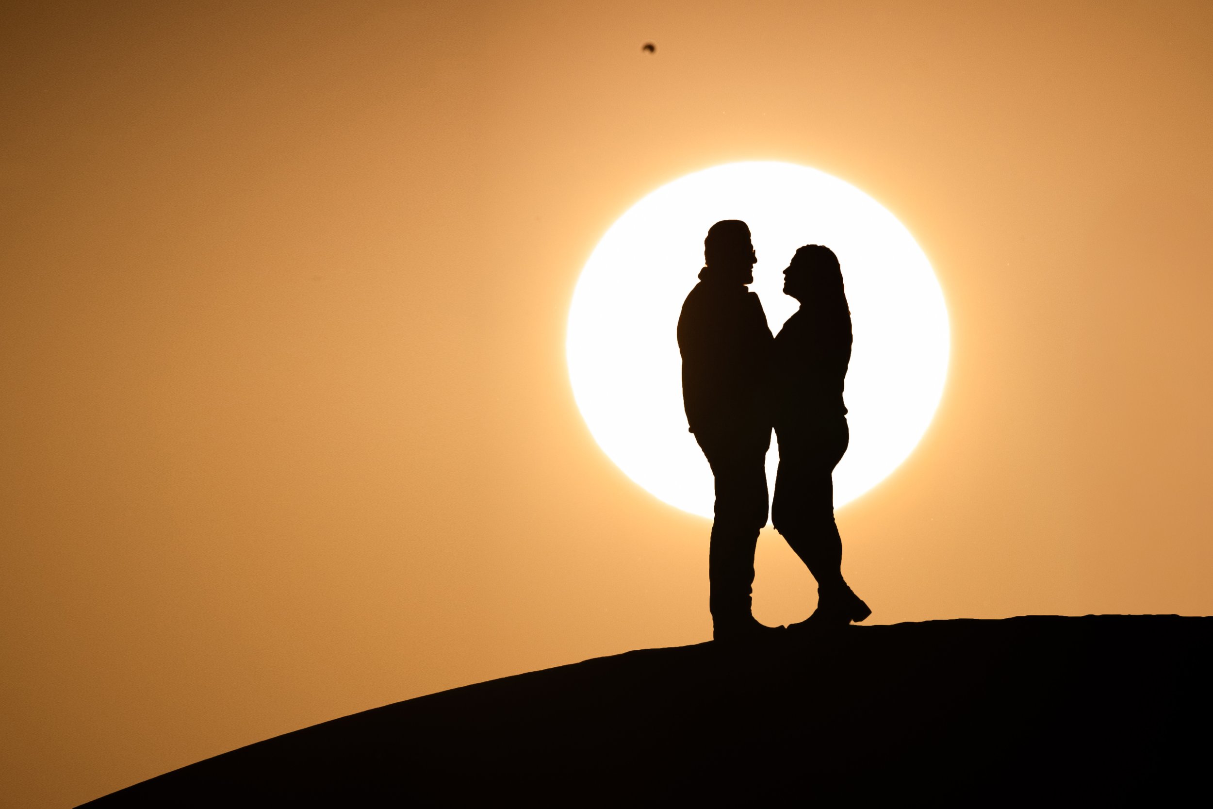 Karol y Gerardo en las dunas 🧡💛