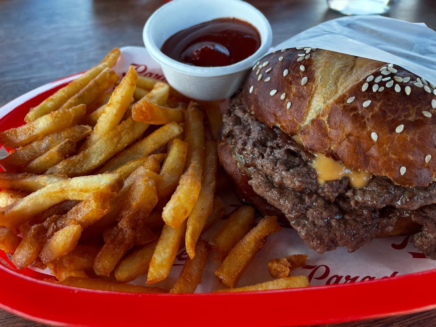 Get out there and enjoy some top notch burgies in the sun ☀️ 
@parade_ponsonby is brimming with punters and today is the perfect day to enjoy one of their smash patty burgers which are housed in pretzel-style buns made in-house. 

We ordered a classi