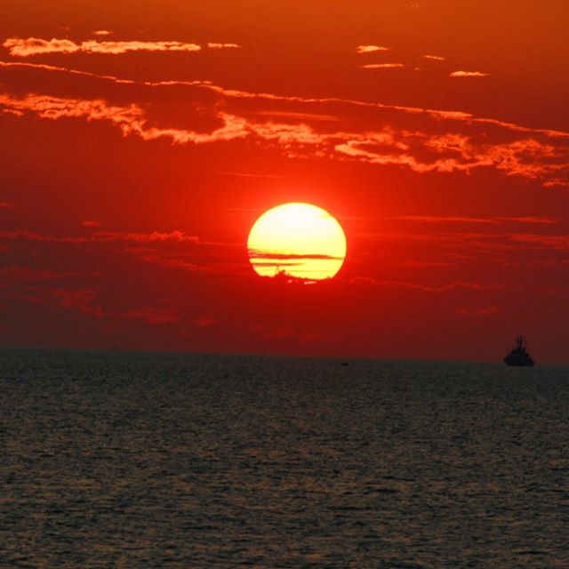 Northern exposure ✨🧘&zwj;♀️🏼😍.
.
.
.
#darwinaustralia #darwinharbour #sunsetsfordays #beachwear #beachvisor #rattanbag