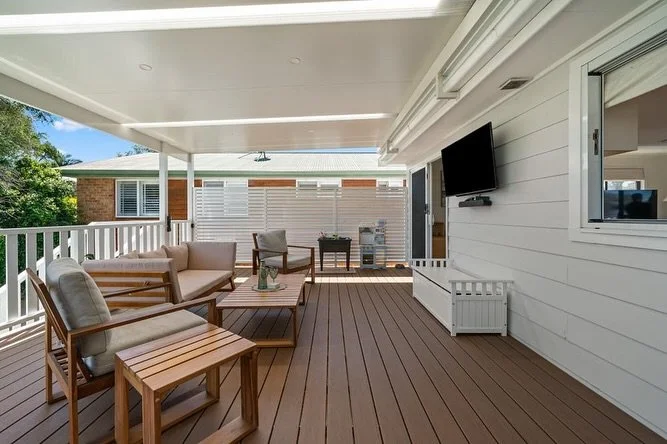 Gotta love when a client reaches out when they’re selling their home that you build a deck at to show you the realestate photos ๐ฎ‍๐จ๐๐ฝ
We completed this deck last year (you may have remembered the interesting weather we dealt with! โ๏ธ)