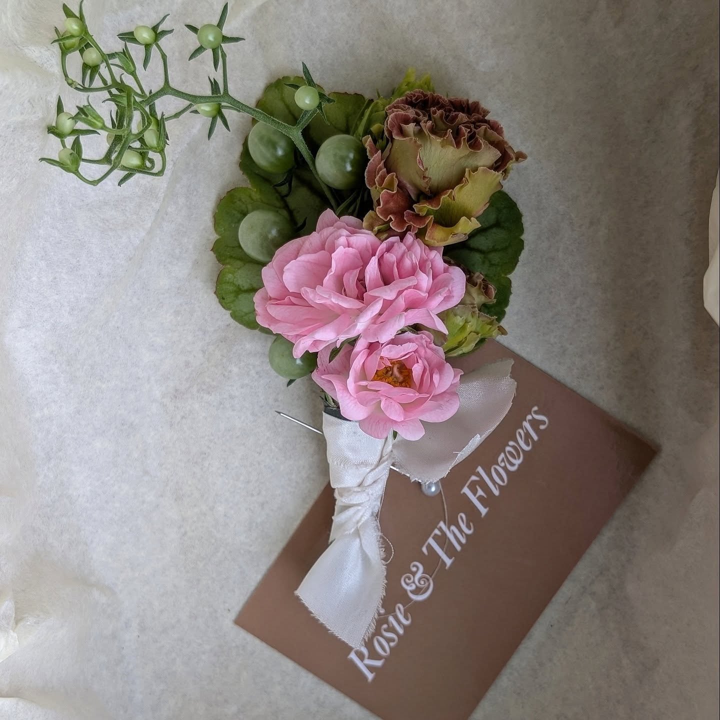 Unripened currant tomatoes, Heuchera, Lisianthus and garden roses for P's buttonhole last week. I love playing with textures and unique details that set each design apart 🍅

#weddingflowers #cambridgefloraldesign #cambridgesustainableflowers #cambri