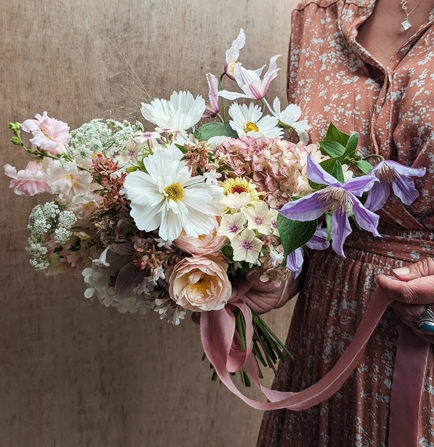 For Isabel 💕

A bouquet of freckled Hydrangeas, Clematis, Cosmos, Phlox, Ammi and sweet smelling Abelia. Tied with silk ribbon from @cfleursdesign 

Thanks for your patience and photography skillz @willbaileywestwick
#cambridgeflorist #cambridgewedd
