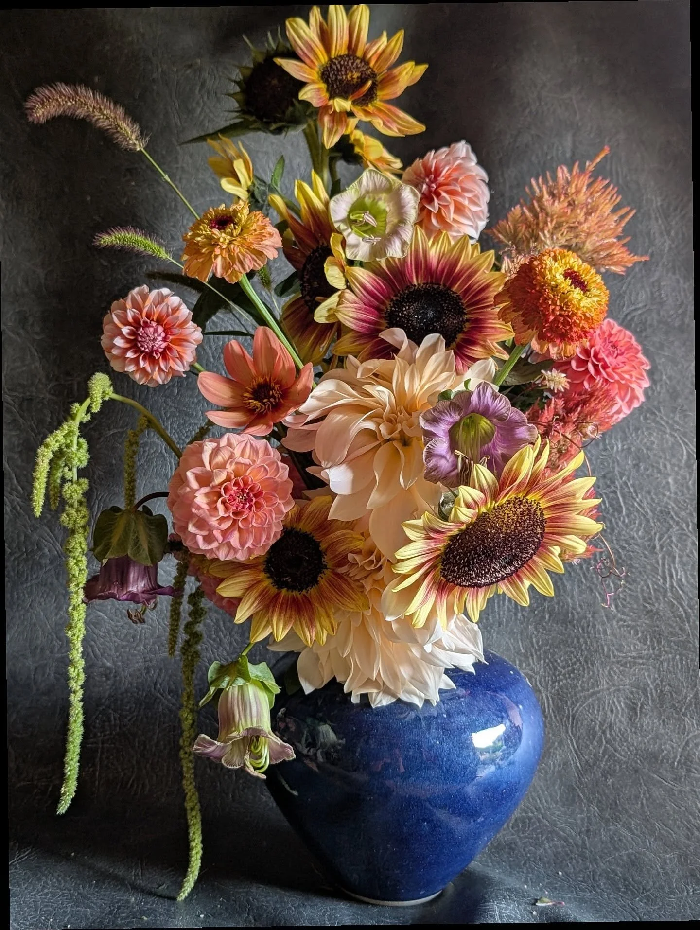 I've just arrived back from a little trip to Italy and was greeted by a garden full of Autumn beauties ☀️the prettiest multi headed Sunflowers, Dahlias, Zinnias, Cobaea, Celosia and Amaranthus. 
I'm an autumn girl - I love the light, the colours, the