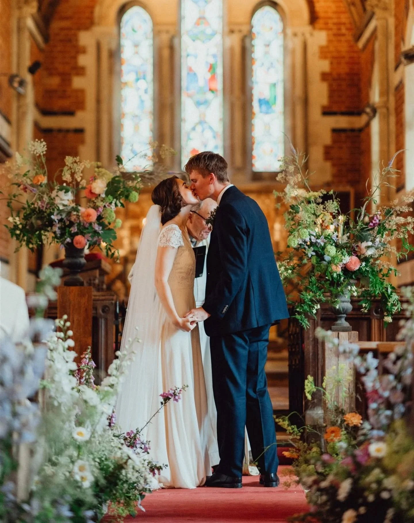 I'm completely in love with these beautiful images by @emilystevephoto of L&amp;B's wedding on a scorching hot Saturday back in June. 
My flower brief was natural and wild - Laura walked down an aisle transformed into a meadow of flowers grown in my 
