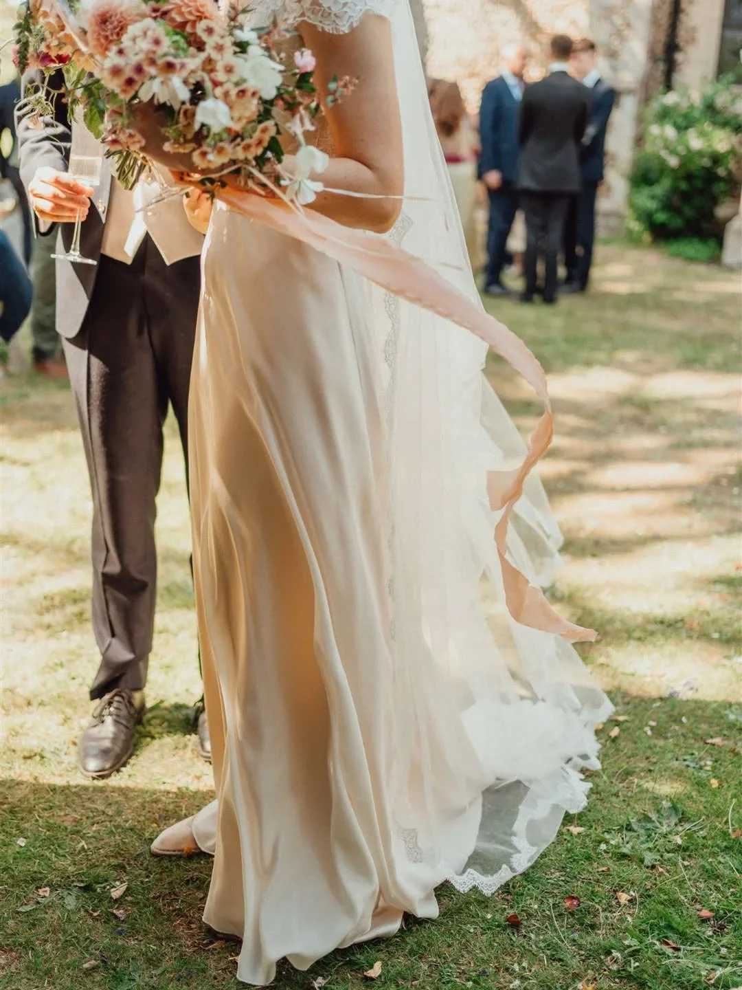 Laura's bouquet of sweet peas, phlox 'cherry caramel', foxglove, garden roses, the first of the summer dahlias and sweet scented abelia 🤍

Photo - @emilystevephoto 
Flowers - Rosie &amp;The Flowers 
Silk ribbon - @cfleursdesign 
Dress - @danabolton

