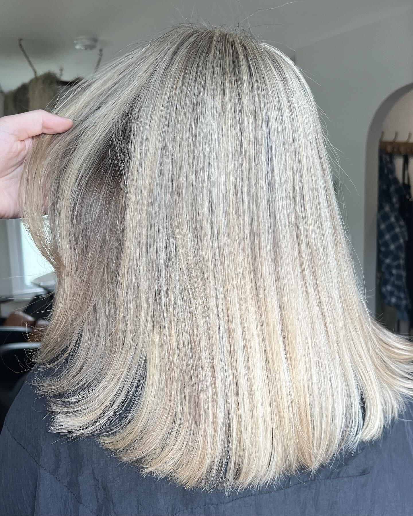 Just in time for summer ☀️ Swipe to see before of this epic makeover blonde 👉🏻 

#518salon #518hair #lathamny #makeover #blonde #foils #colorcorrection #euforacolor #euforapro #extra