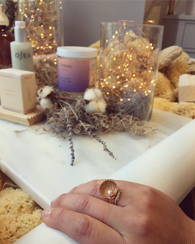 #tbt to visiting @follaindallas new store opening. Their lush tub and organic products make you look and feel beautiful just like wearing the Emergence Ring does!#follaindallas #cleanbeauty #leileejewels #beautyrecognized #jewelrydesigner #shellring 