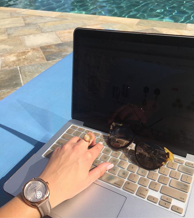 Making the most of my time in the sun working on a new Lei Lee Jewels Website look by the pool! #officeview #emergence #shellring #pearl #rosegold #jewelrydesigner #jackmason #watchesforwomen #whatsonherwrist #mauijimsunglasses #leileejewels