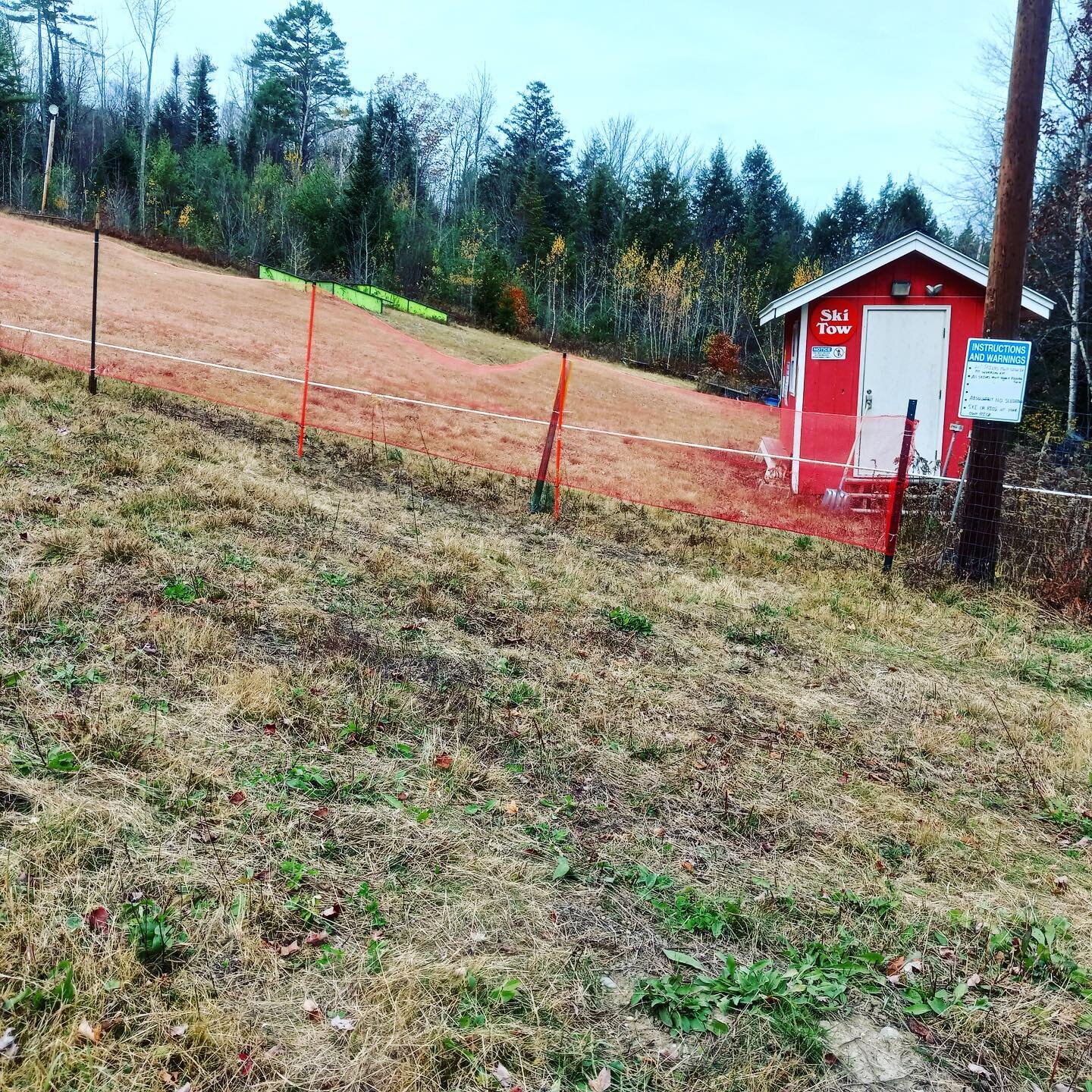 Thanks to a few volunteers for working on the hill on Monday! Much appreciated 👏

Come on out to our Work Day! Sunday November 6th from 12-4pm! Bring appropriate tools to help cut, trim, and more! 

#localropetow #nhropetow #laptherope #skilocal #mt