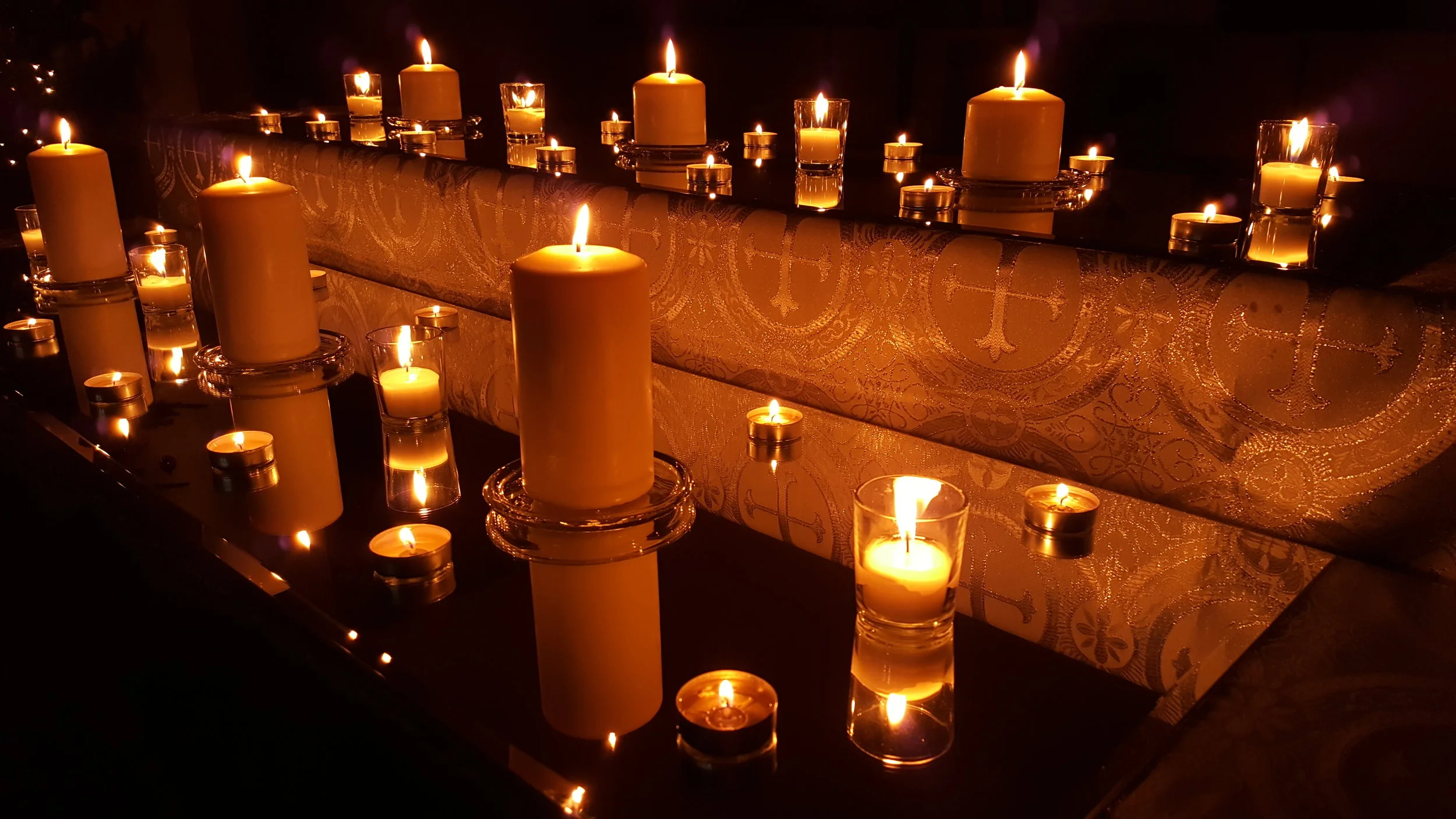 Silent night, holy night, candle light service candles
