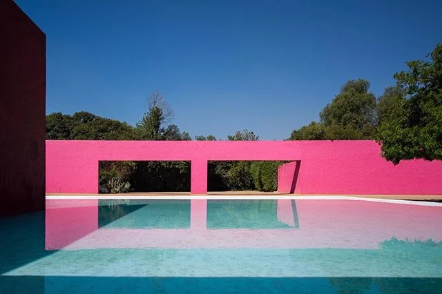 Who's up for plus sized Barragan?⁣
I know we are! ⁣⁣
⁣⁣⁣⁣
⁣&laquo;⁣⁣⁣⁣⁣⁣⁣⁣⁣⁣⁣
⁣
This estate is built at two different scales: the house is at human scale and the exterior or Cuadra which is at horse scale. ⁣⁣
⁣⁣⁣⁣
Inspired by his because of his love 