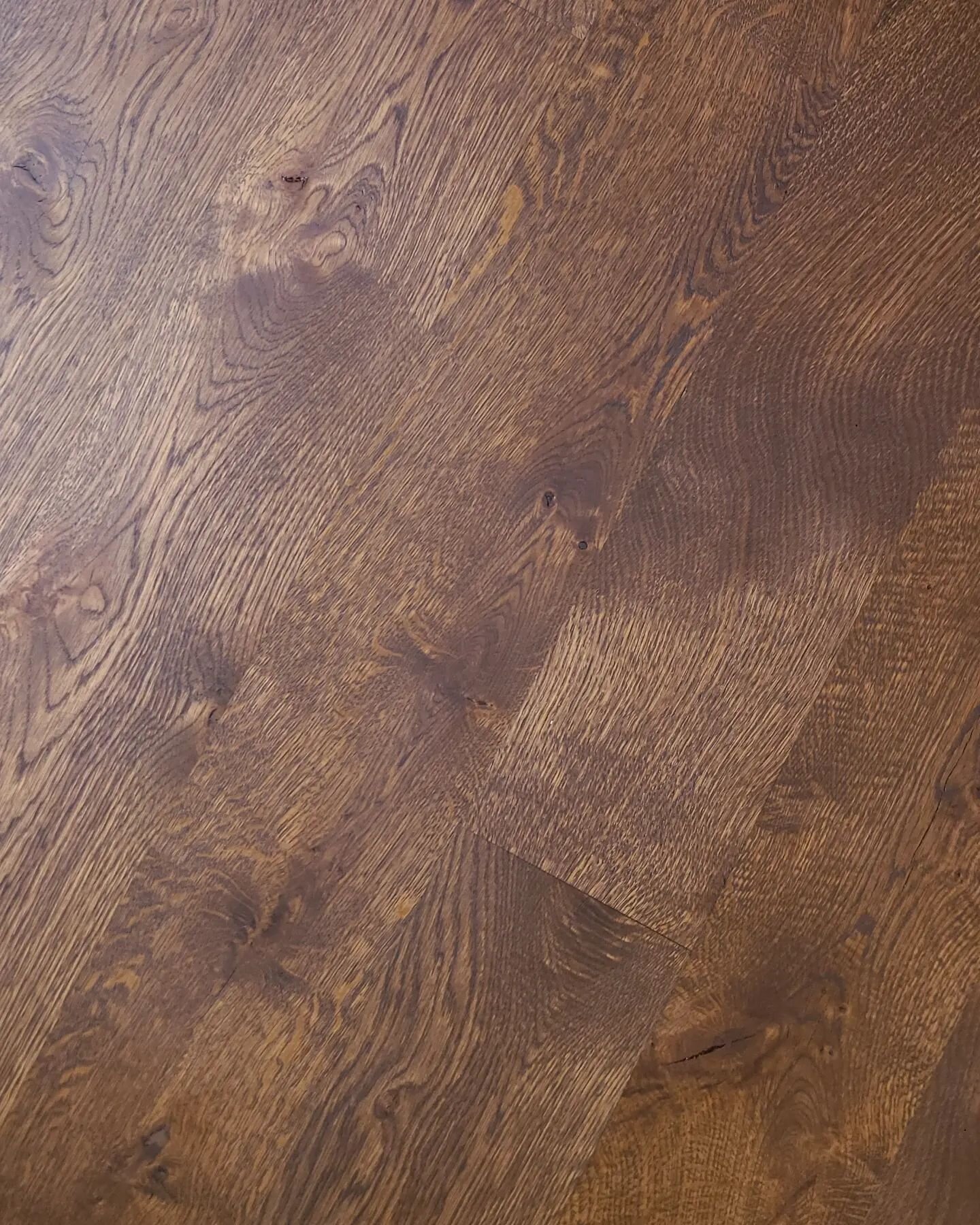 We are obsessed with this custom blend of craft oil in &quot;Clay&quot; and &quot;Neutral&quot; on character grade live sawn white oak! 😍 
.
.
#bona #bonacraftoil #woodinstallation #bonastain #homedecor #homeremodel #homeinspo #woodflooring #interio