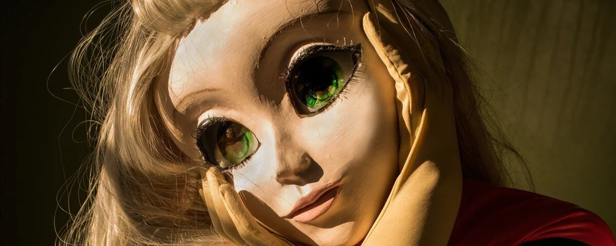 simmons_laurie_blonde_pink_dress_green_room_close-up.jpg