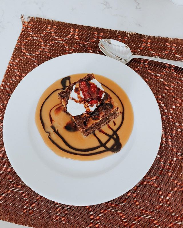 can we talk about this chocolate caramel brownie?! YUM 😋 _________________________________________
#blogger #travel #travelblogger #wheelchairtravel #accessiblevacations #accessibletravel #travelphotography #photooftheday #safari #africansafari #iph