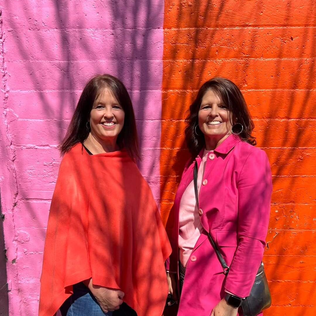 Wallflowers 🌸🌺
Drawn to the @livingroomrealty wall of color on this first day of spring!!🌷
.
.
.
.
#livingroomrealty
#twinning
#TwinItToWinIt