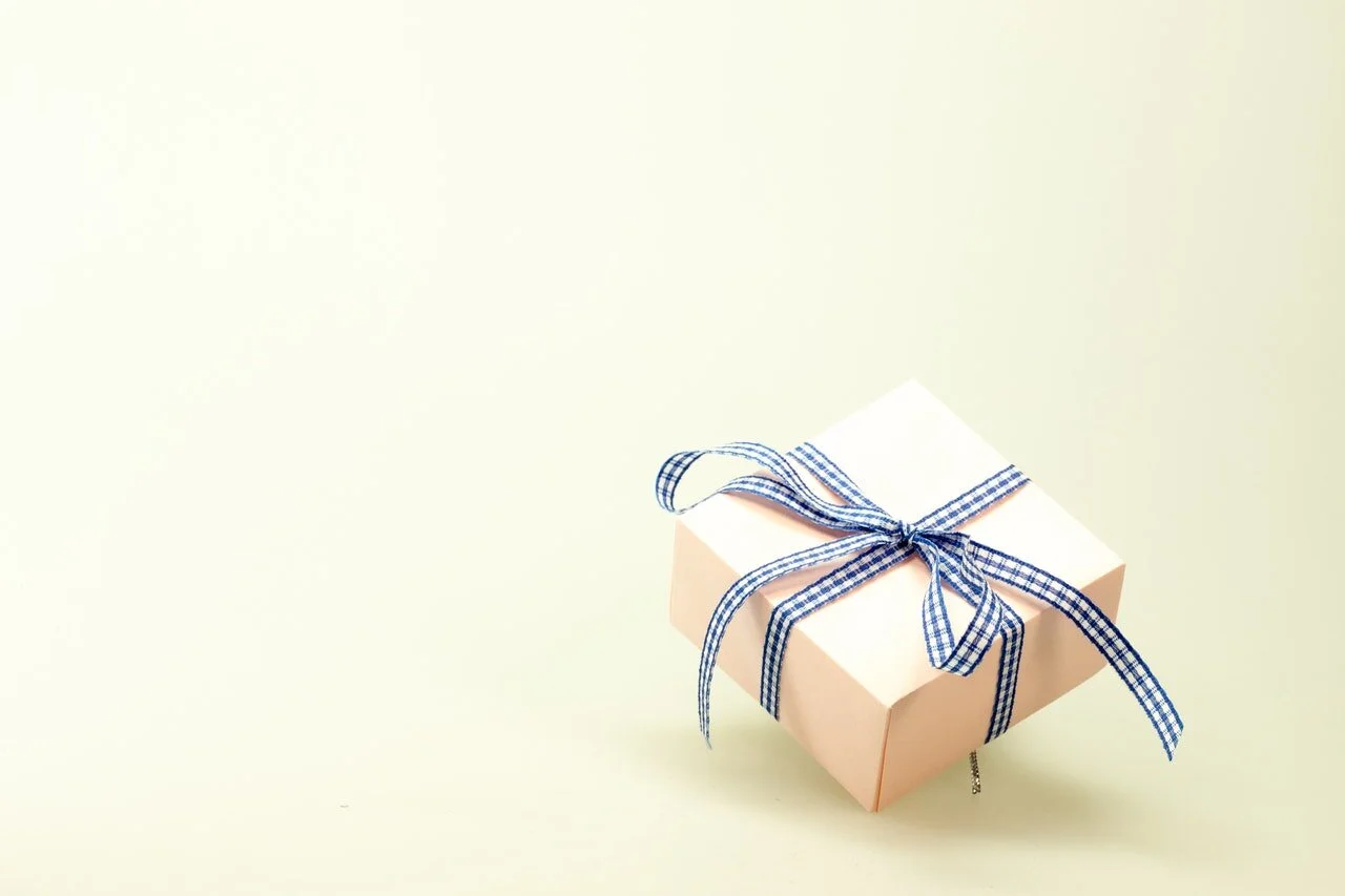 blue-white-ribbon-on-pink-box-45238.jpg